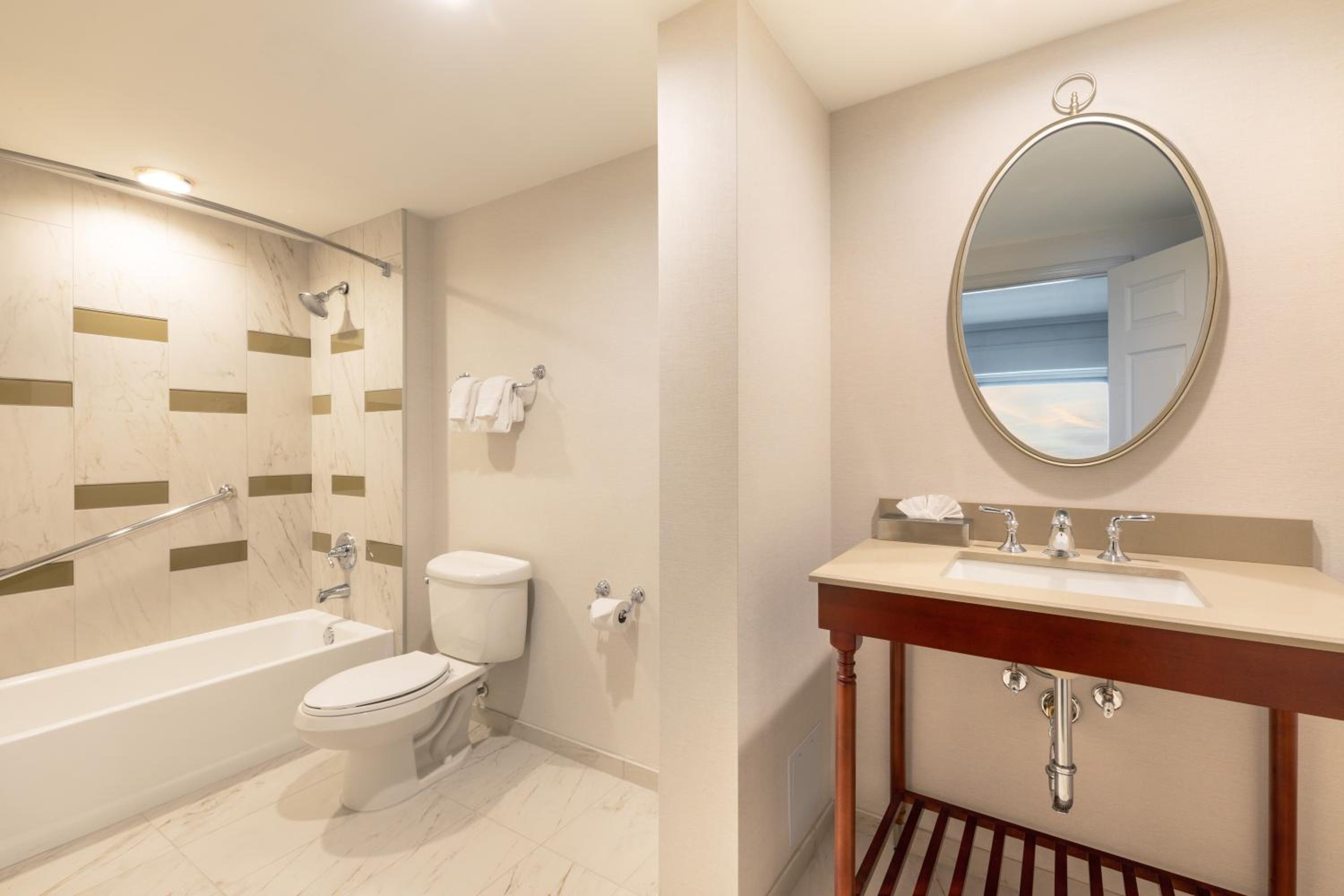 Executive One-Bedroom King Suite - Non-Smoking/East Tower - Photo 4