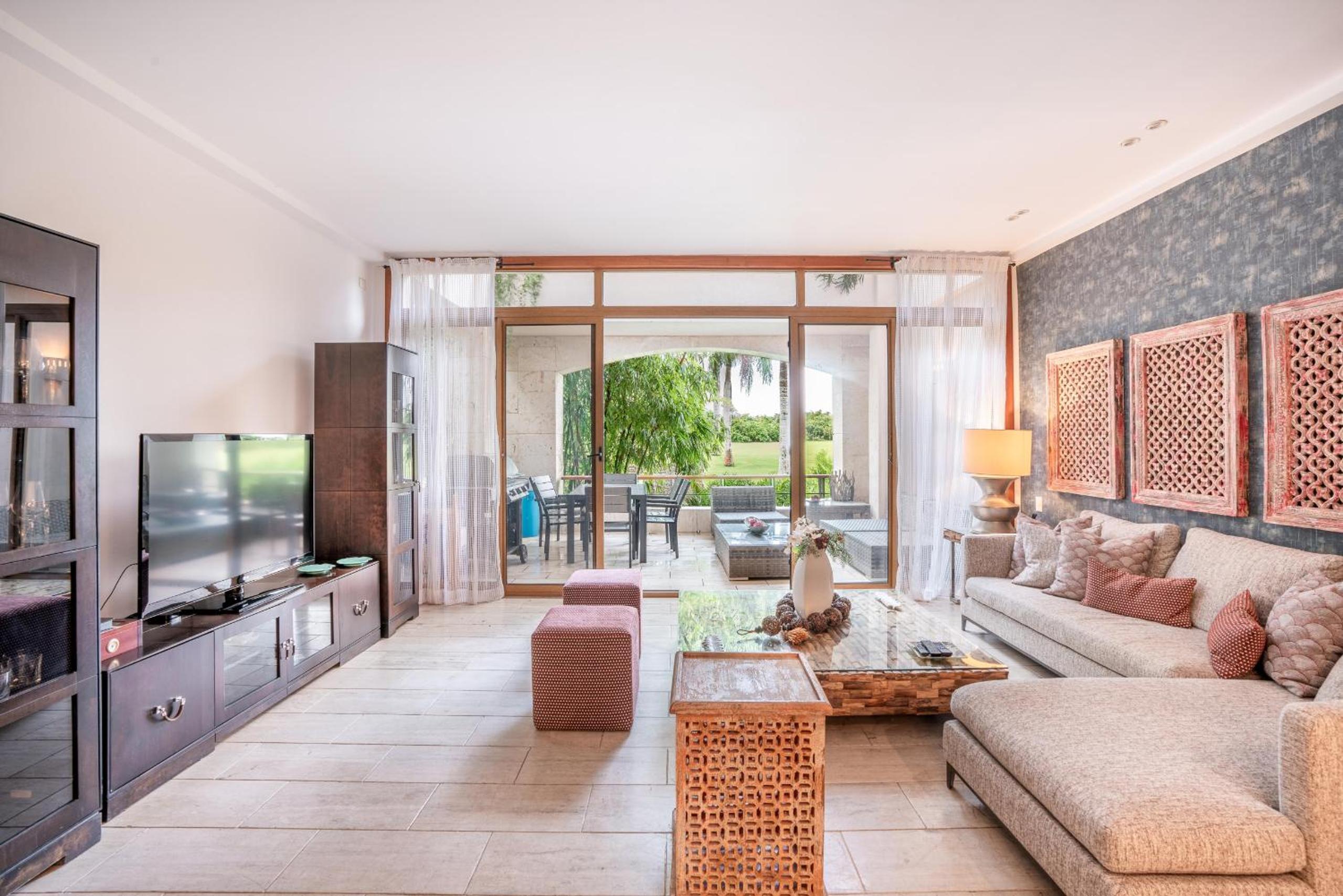 Four-Bedroom Apartment with Balcony  photo 1