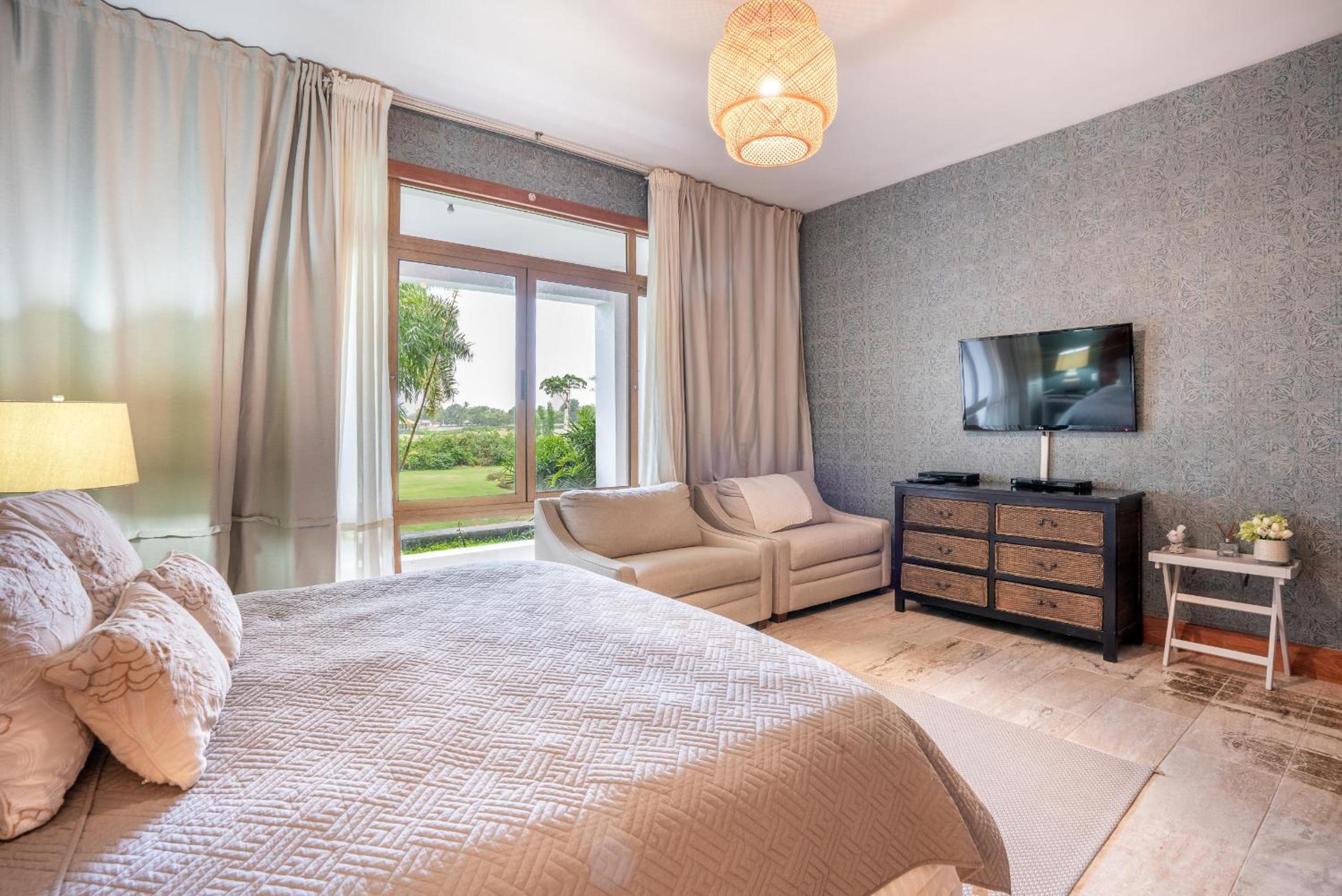 Four-Bedroom Apartment with Balcony  photo 3