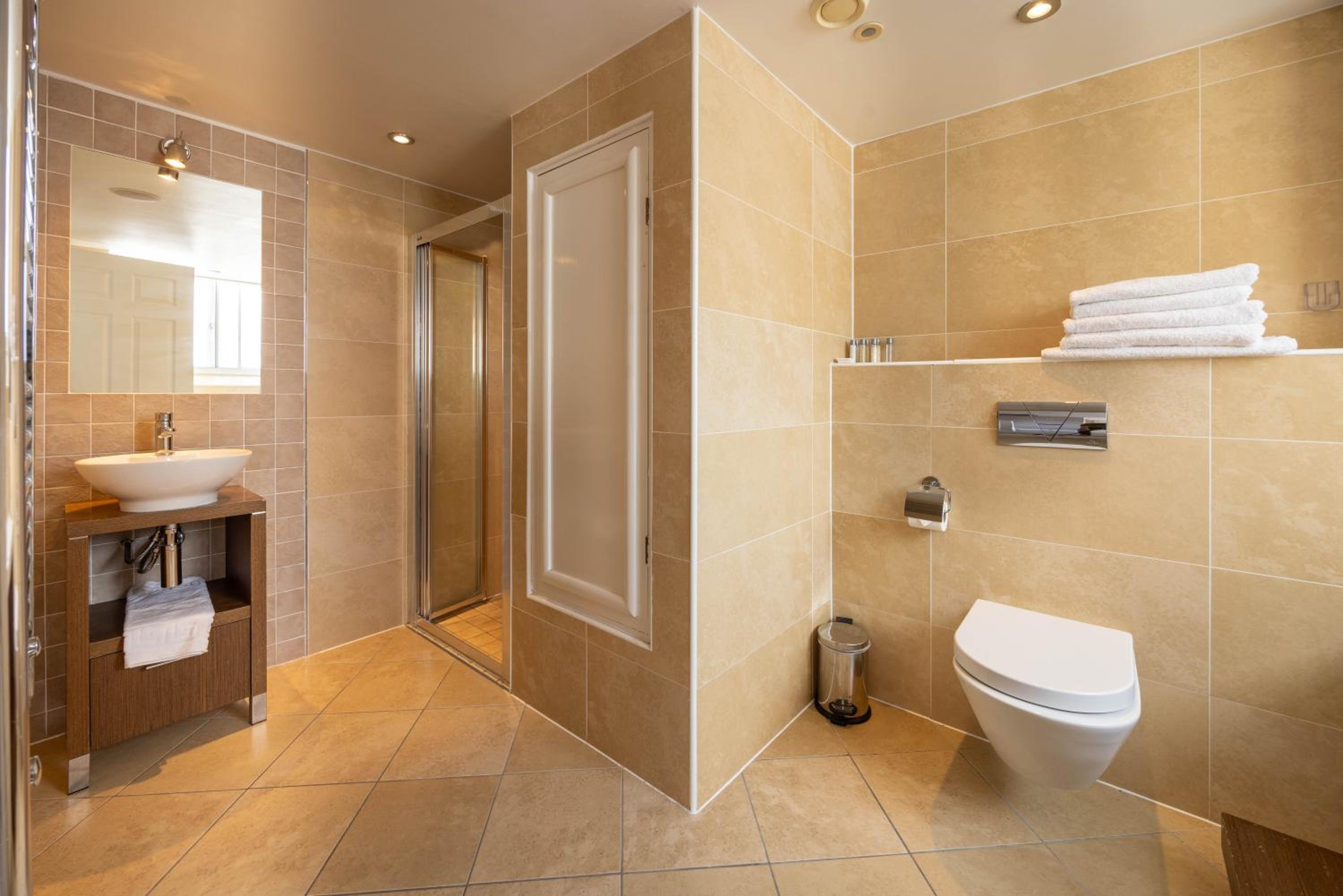 Suite - Photo 3
