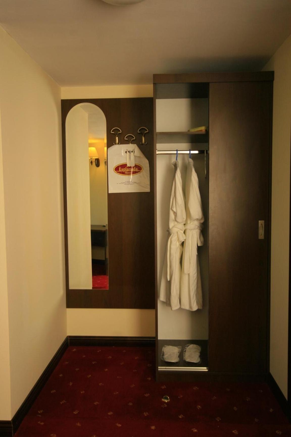 Twin Room with City View - Photo 3