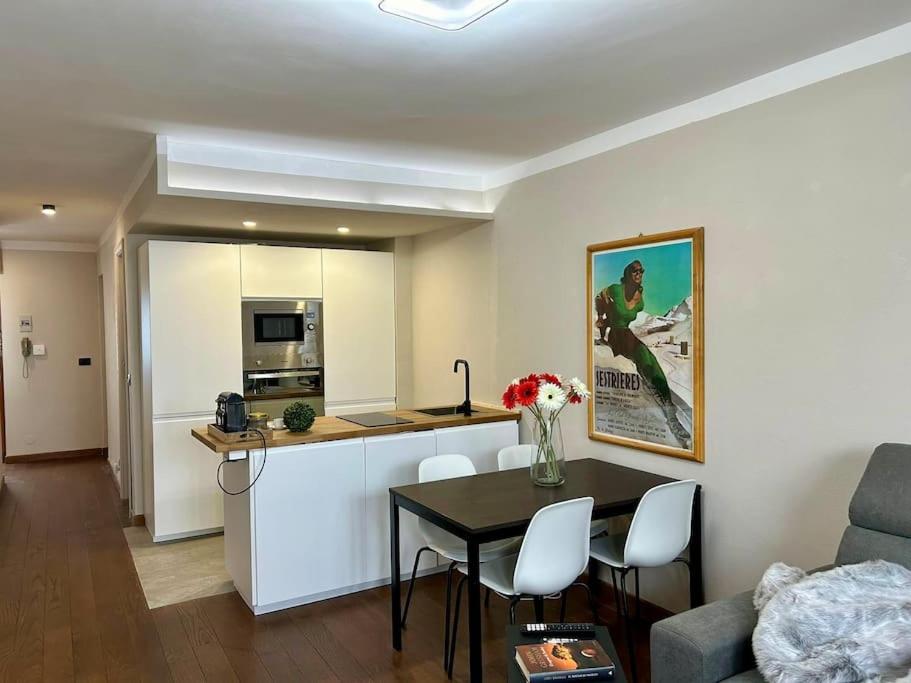 One-Bedroom Apartment with Balcony and Mountain View   photo 1