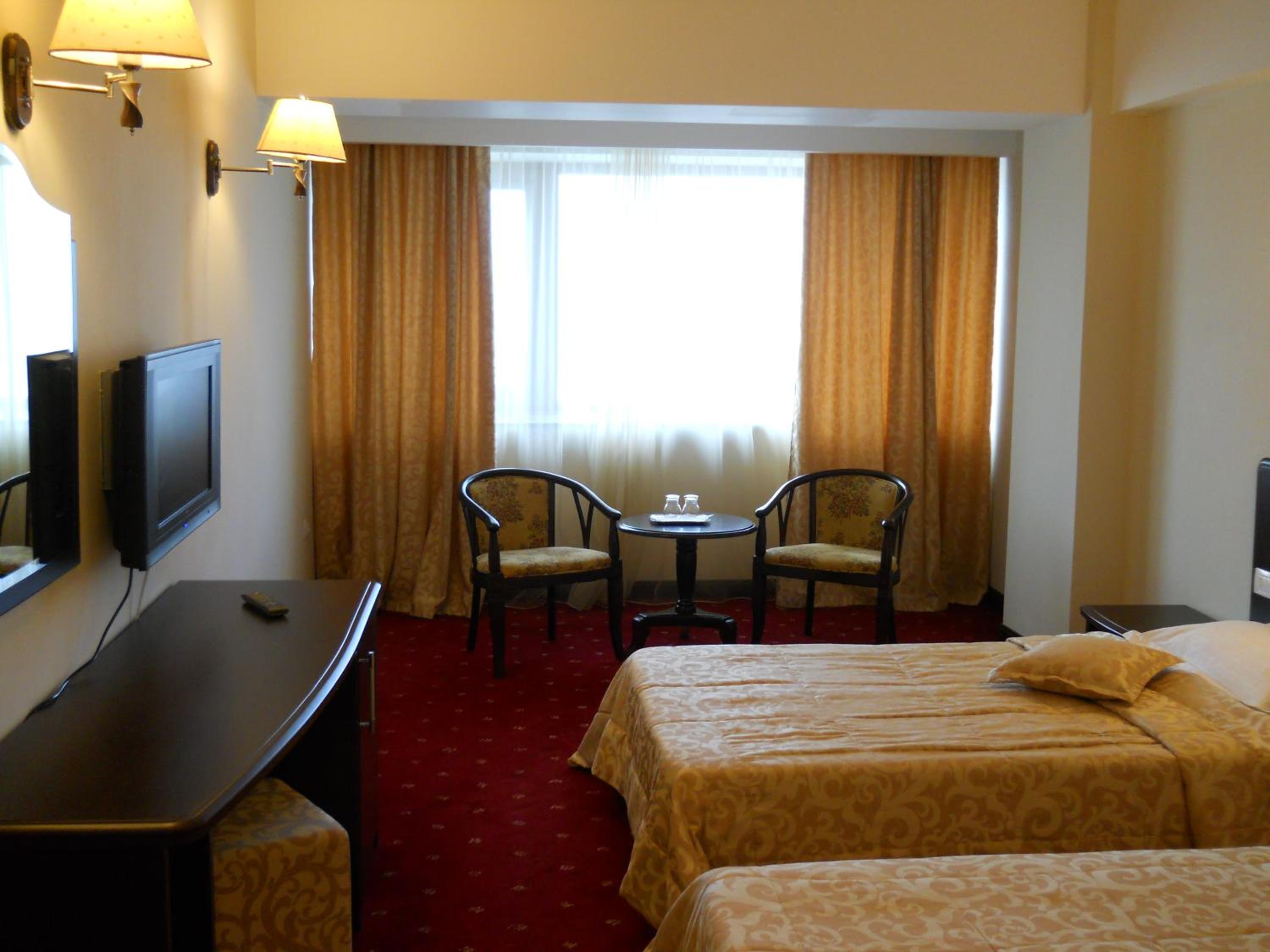 Twin Room with City View - Photo 2