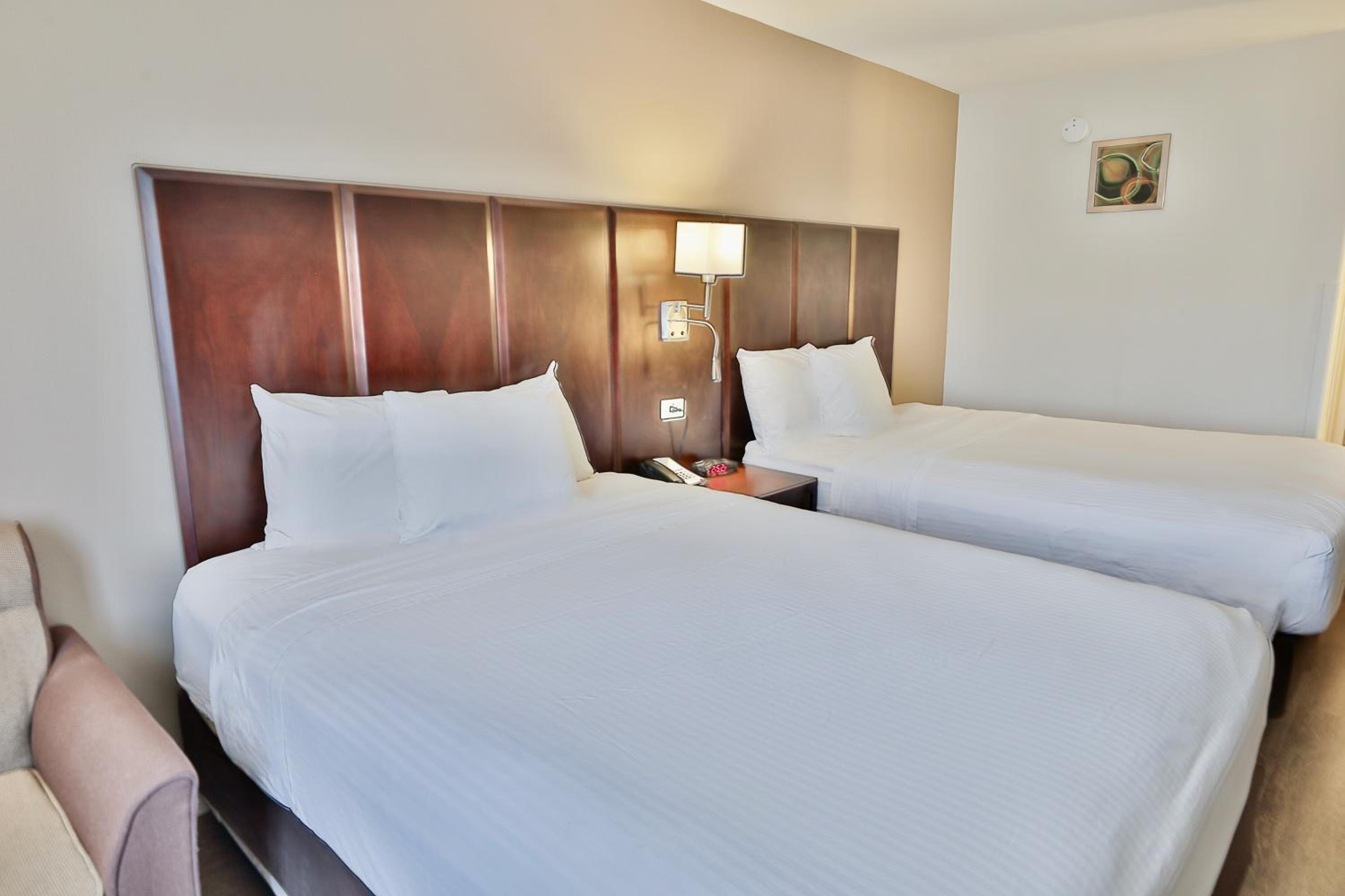 Queen Room with Two Queen Beds - Non-Smoking - Photo 3