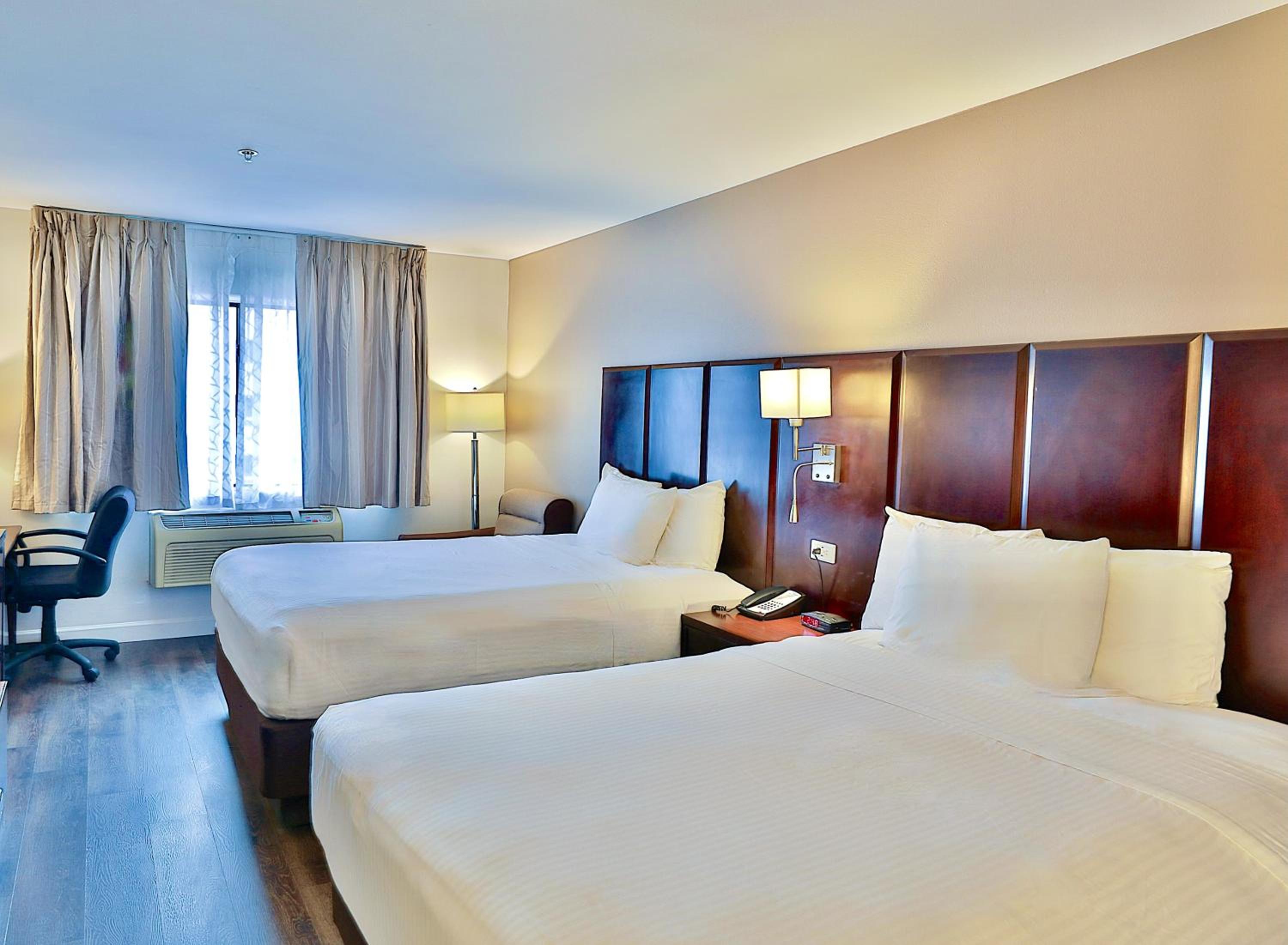 Queen Room with Two Queen Beds - Non-Smoking - Photo 4