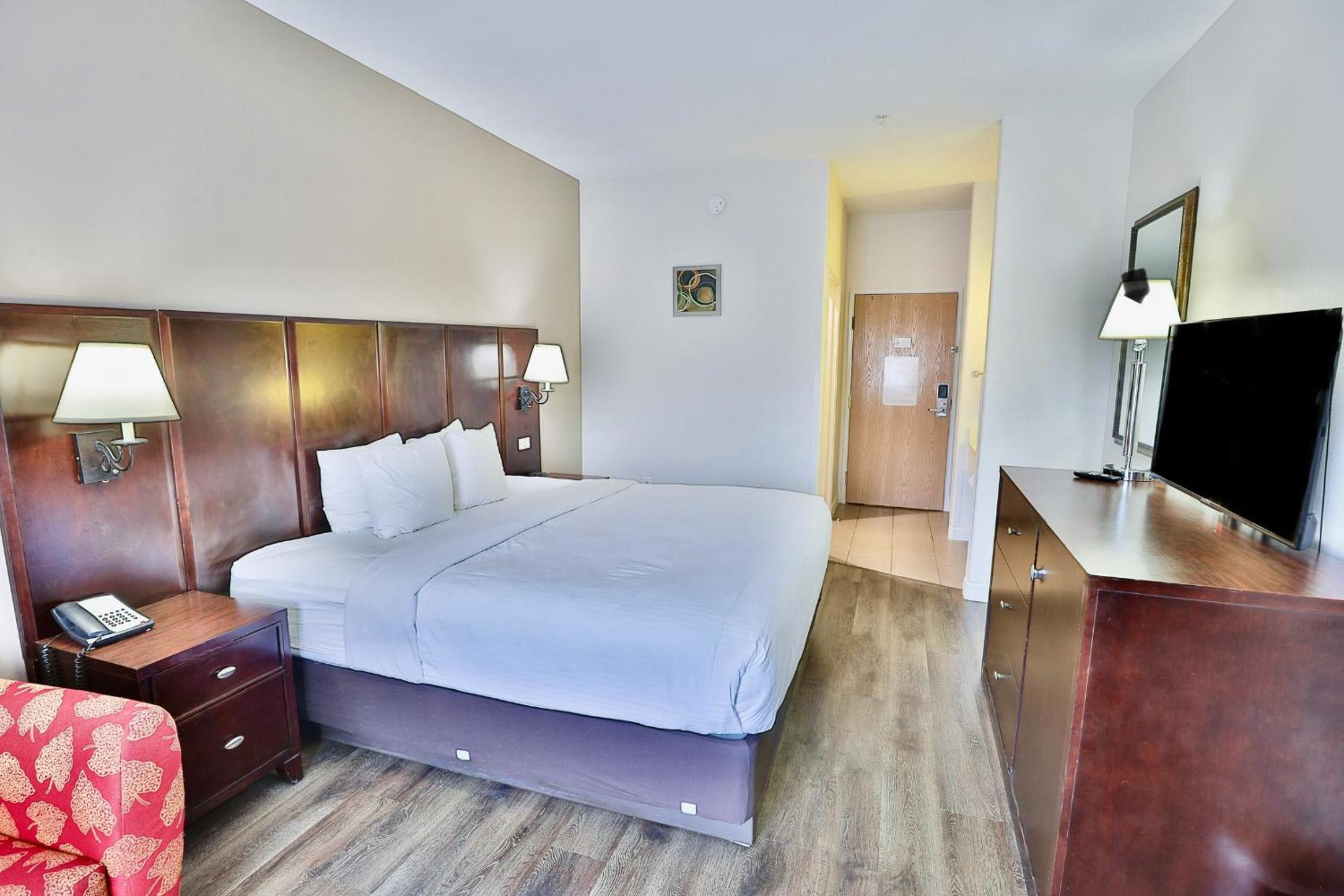King Room - Non-Smoking - Photo 3