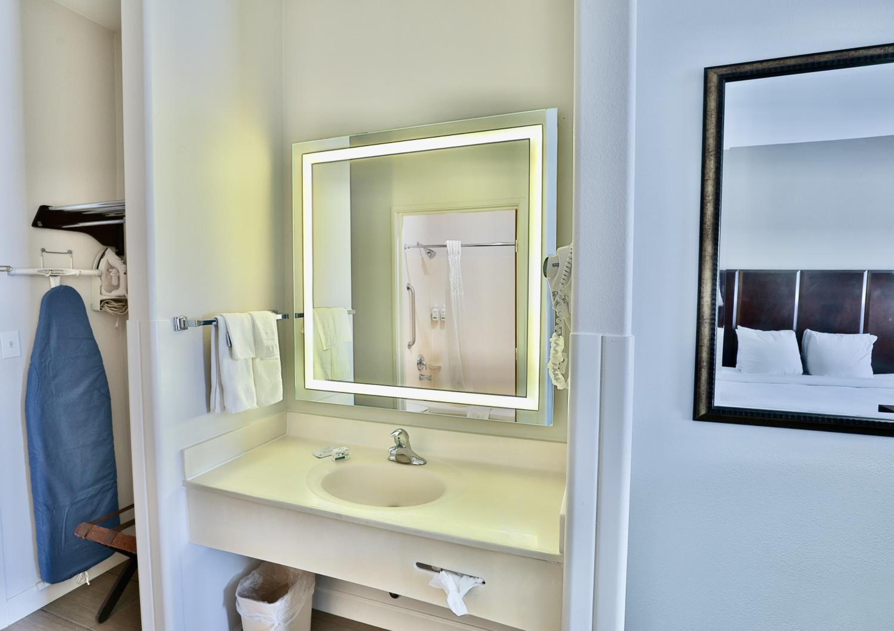 King Room - Non-Smoking - Photo 4