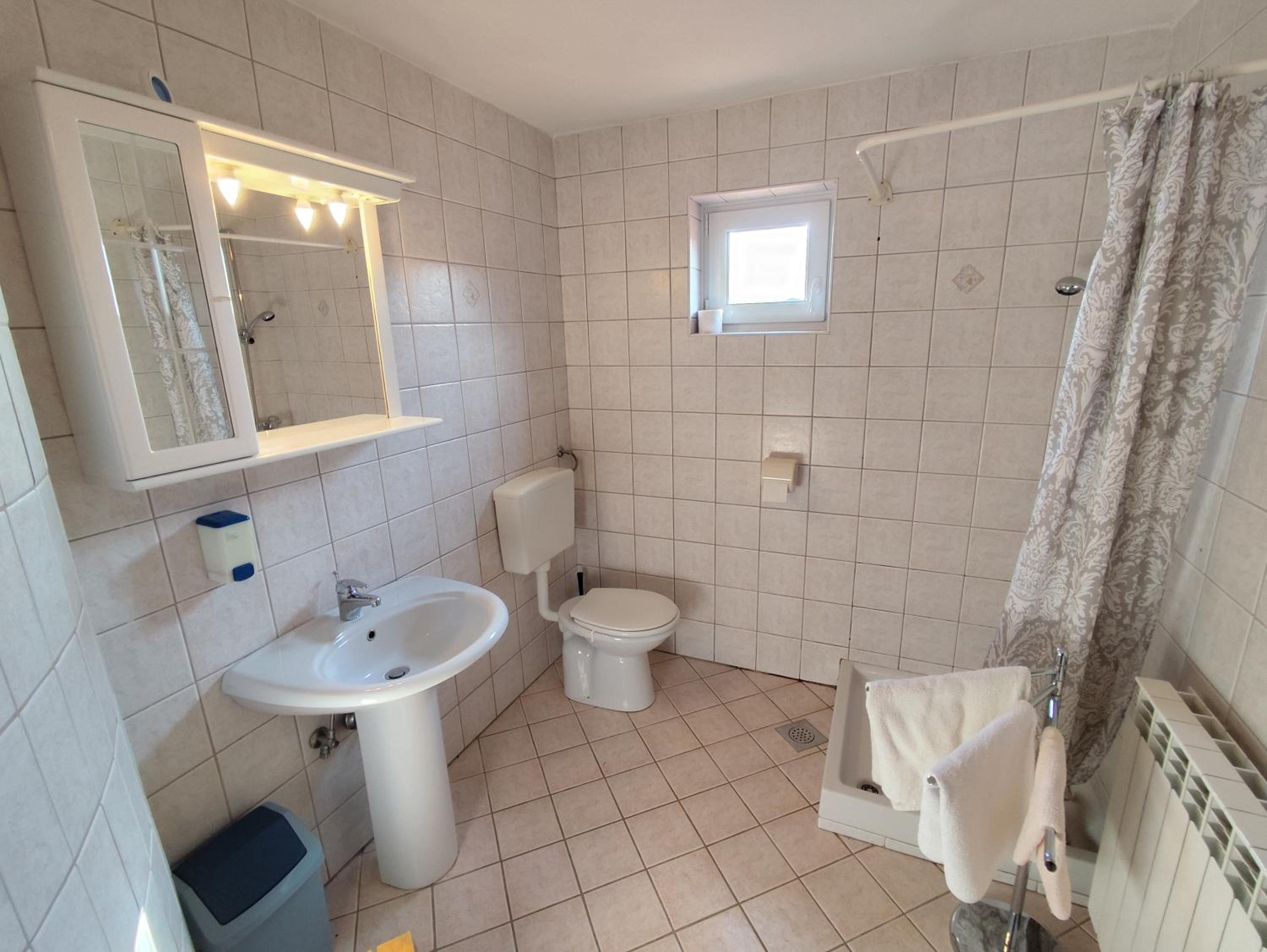 Family Room with Private Bathroom photo 2