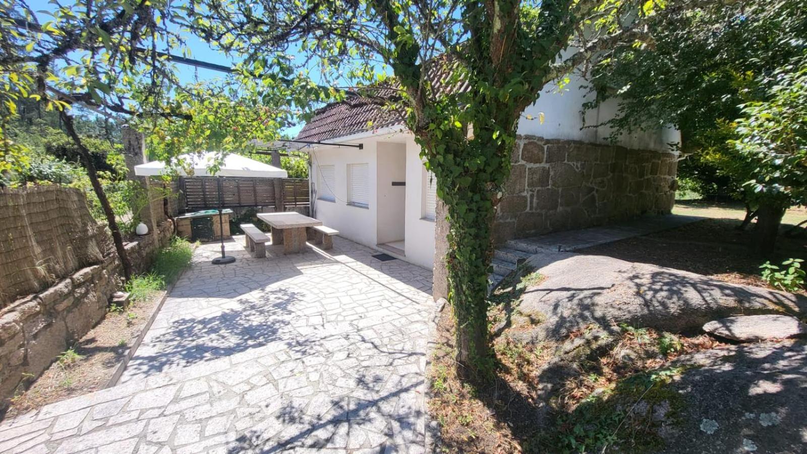 Five-Bedroom House photo 2