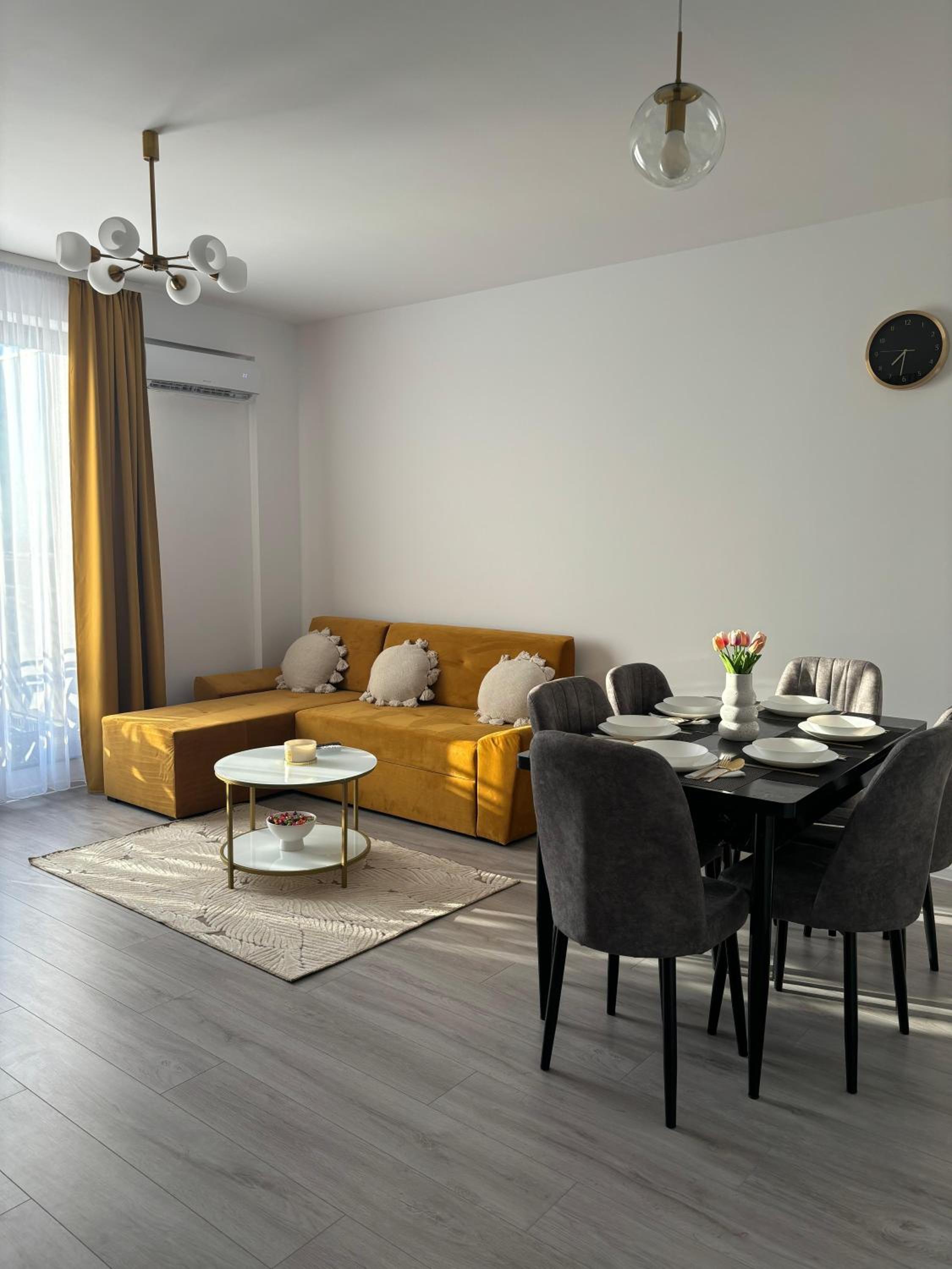 One-Bedroom Apartment with Balcony and City View photo 3