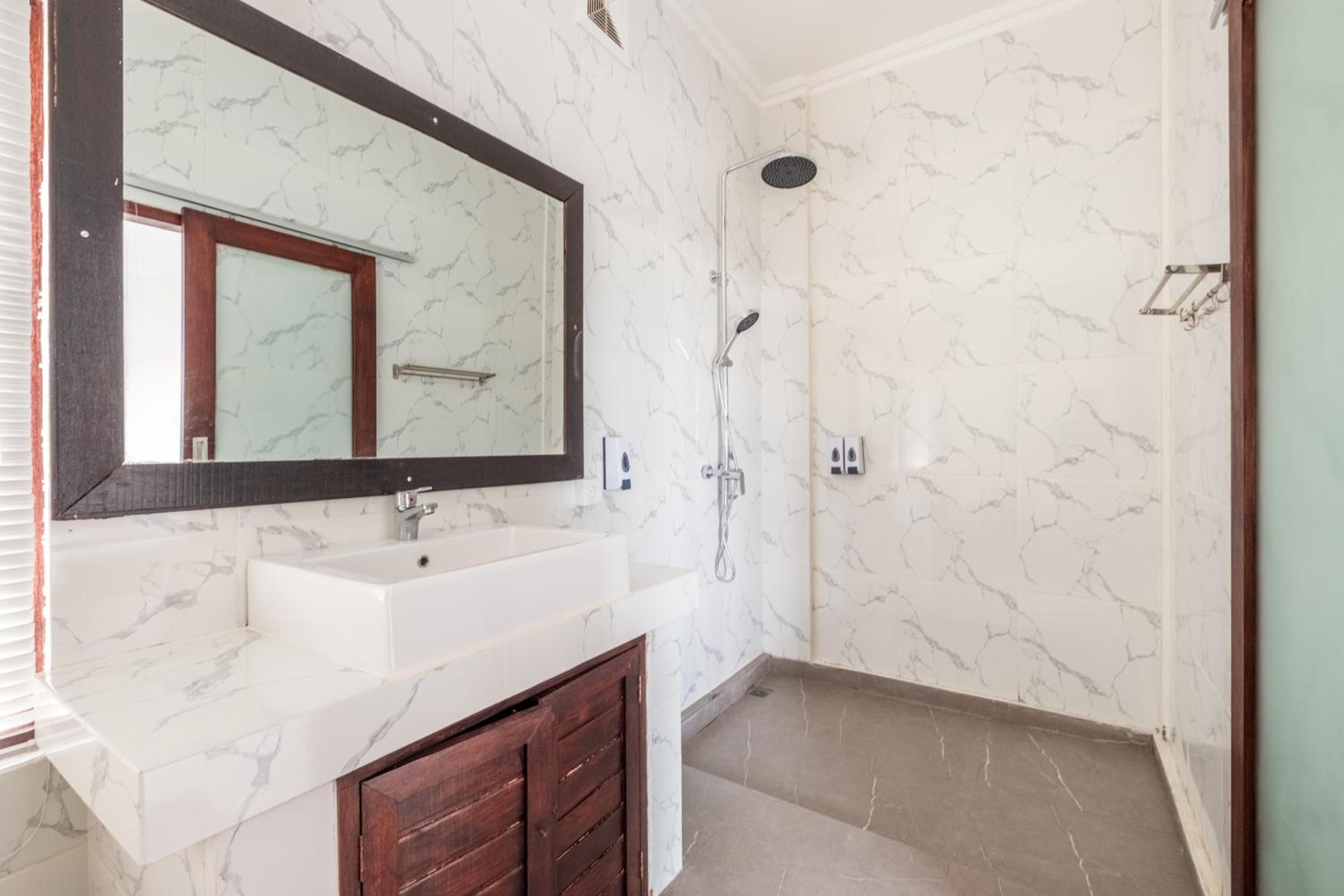 Deluxe Suite with Private Pool - Photo 36
