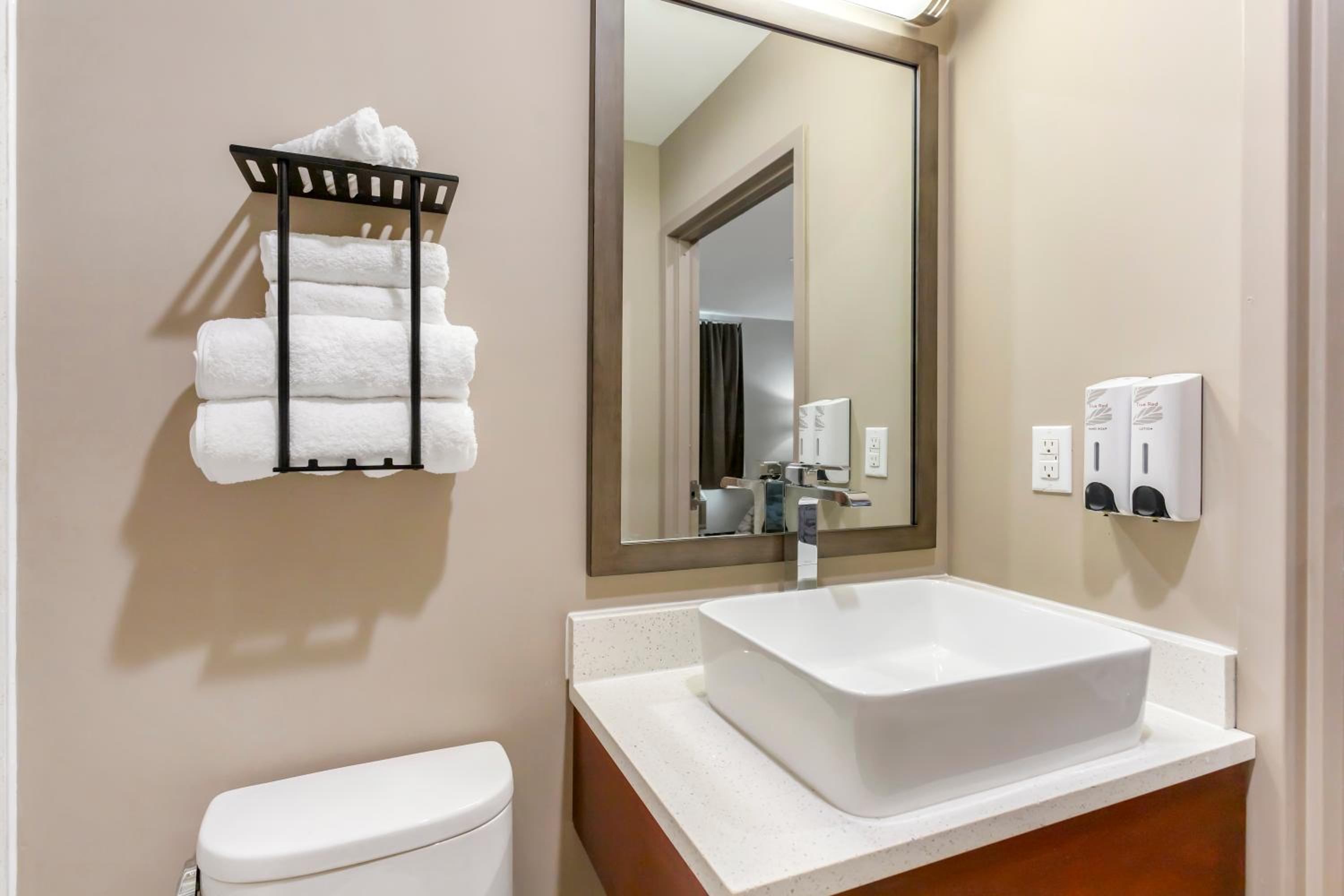 Premium Room with Two Queen Beds Smoke Free (Upgraded Bedding and Snack Box) - Photo 4