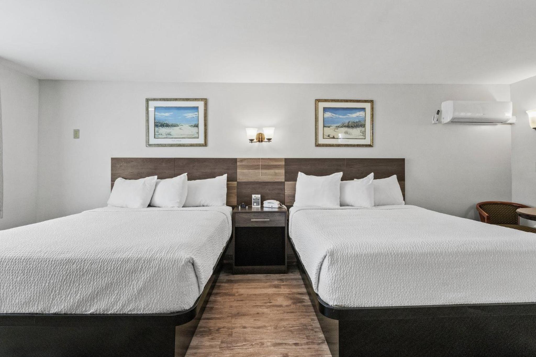 Queen Room with Two Queen Beds photo 1