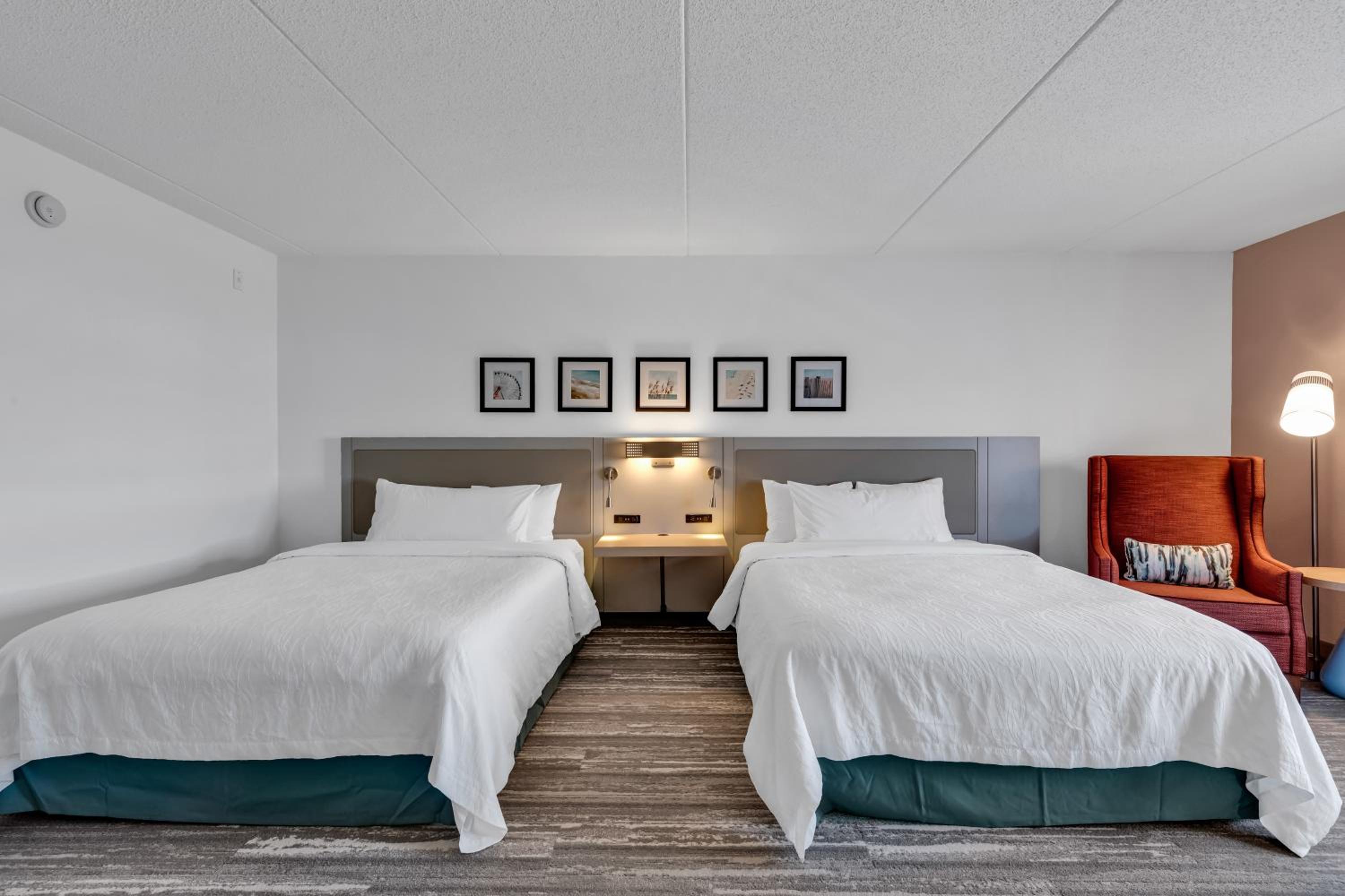 Queen Room with Two Queen Beds - Photo 3