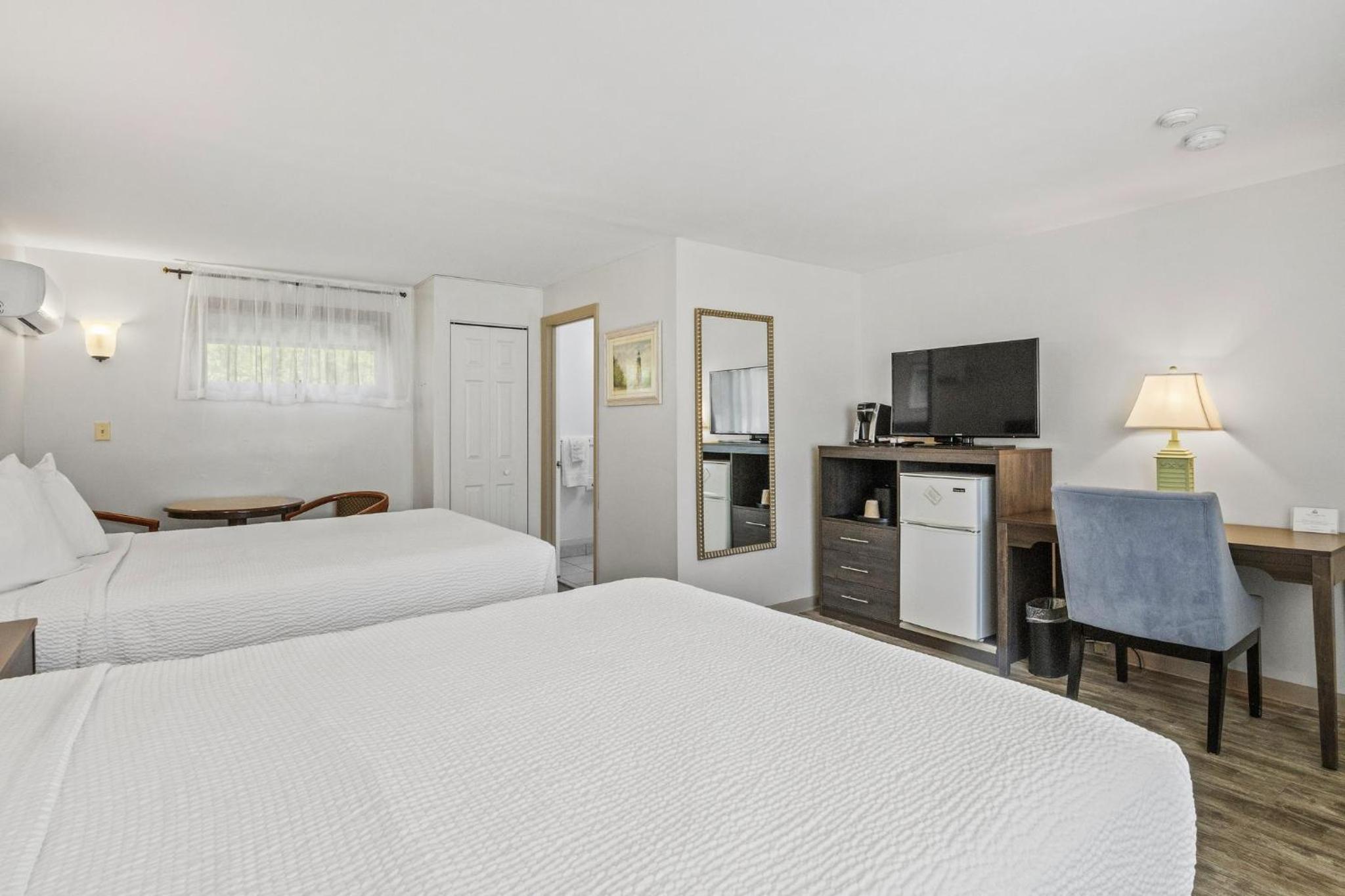 Queen Room with Two Queen Beds photo 2