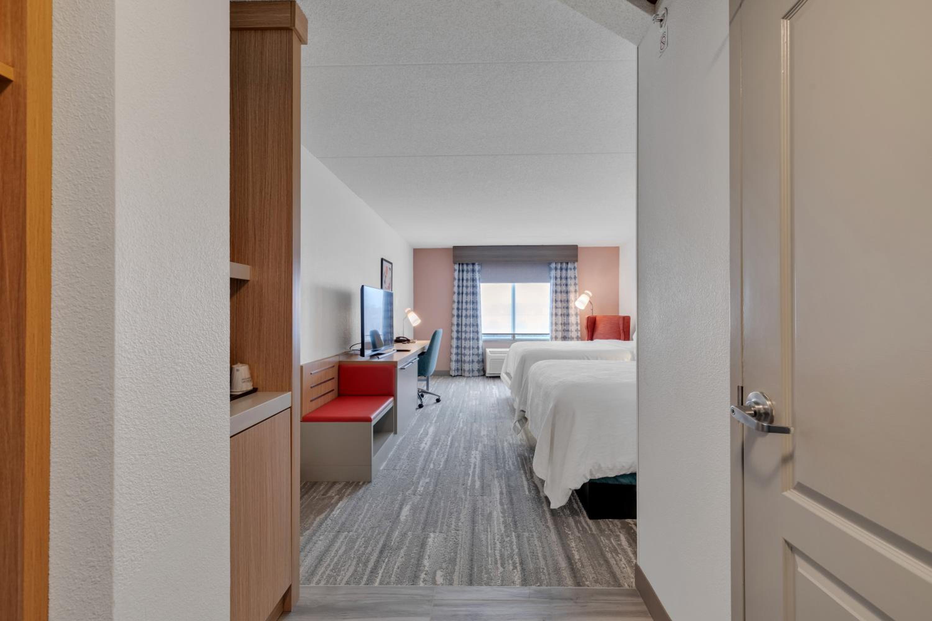 Queen Room with Two Queen Beds - Photo 4
