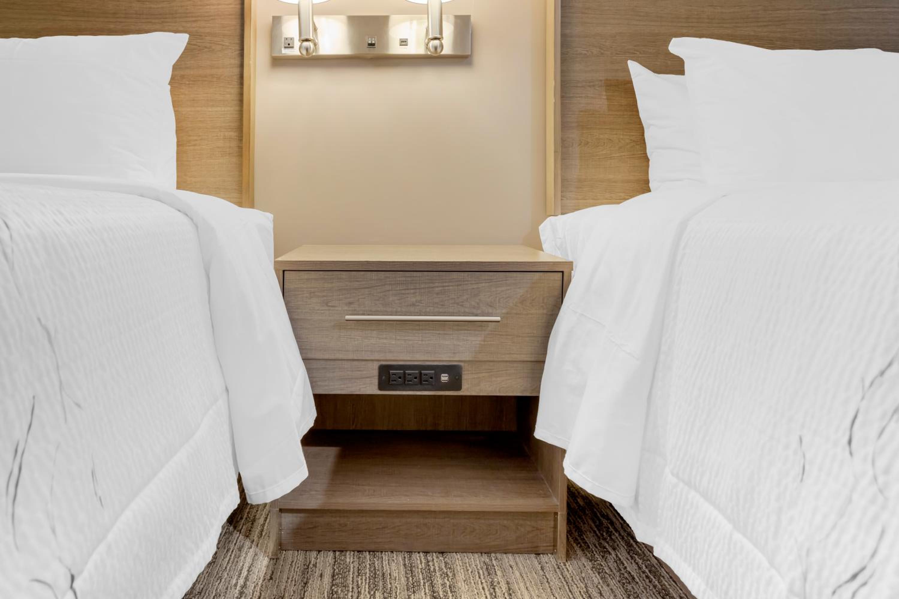 Deluxe Room with Two Queen Beds Smoke Free - Photo 3