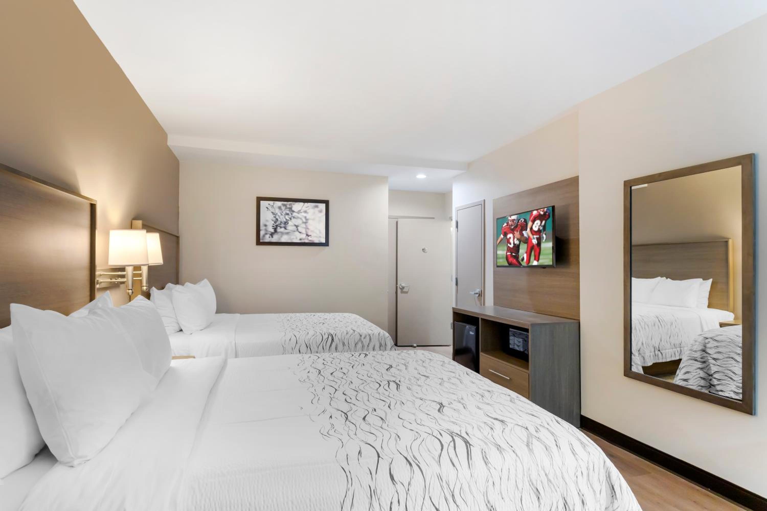 Deluxe Room with Two Queen Beds Smoke Free - Photo 4