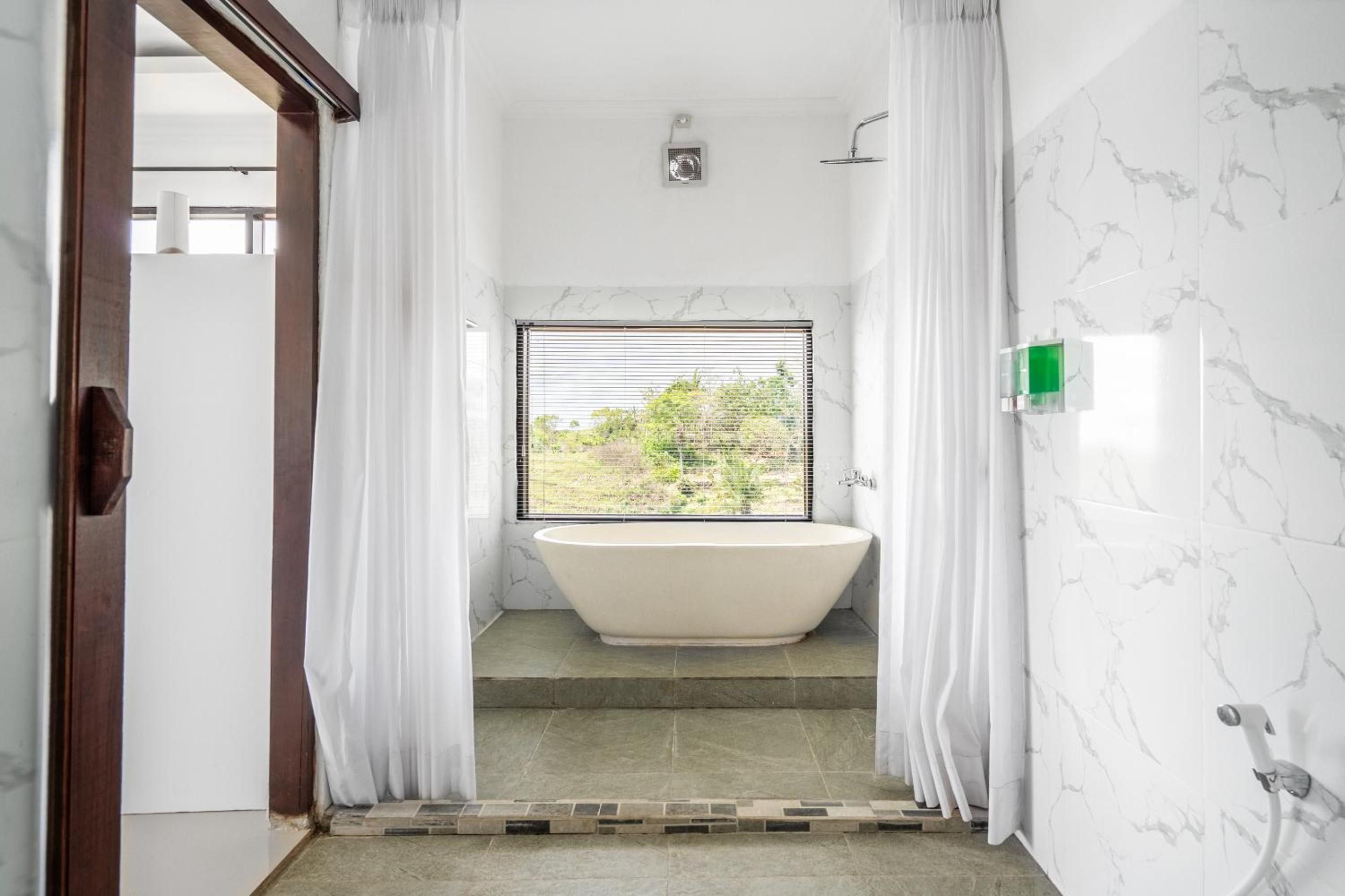 Deluxe Double Room with Bath and Sea View - Photo 11