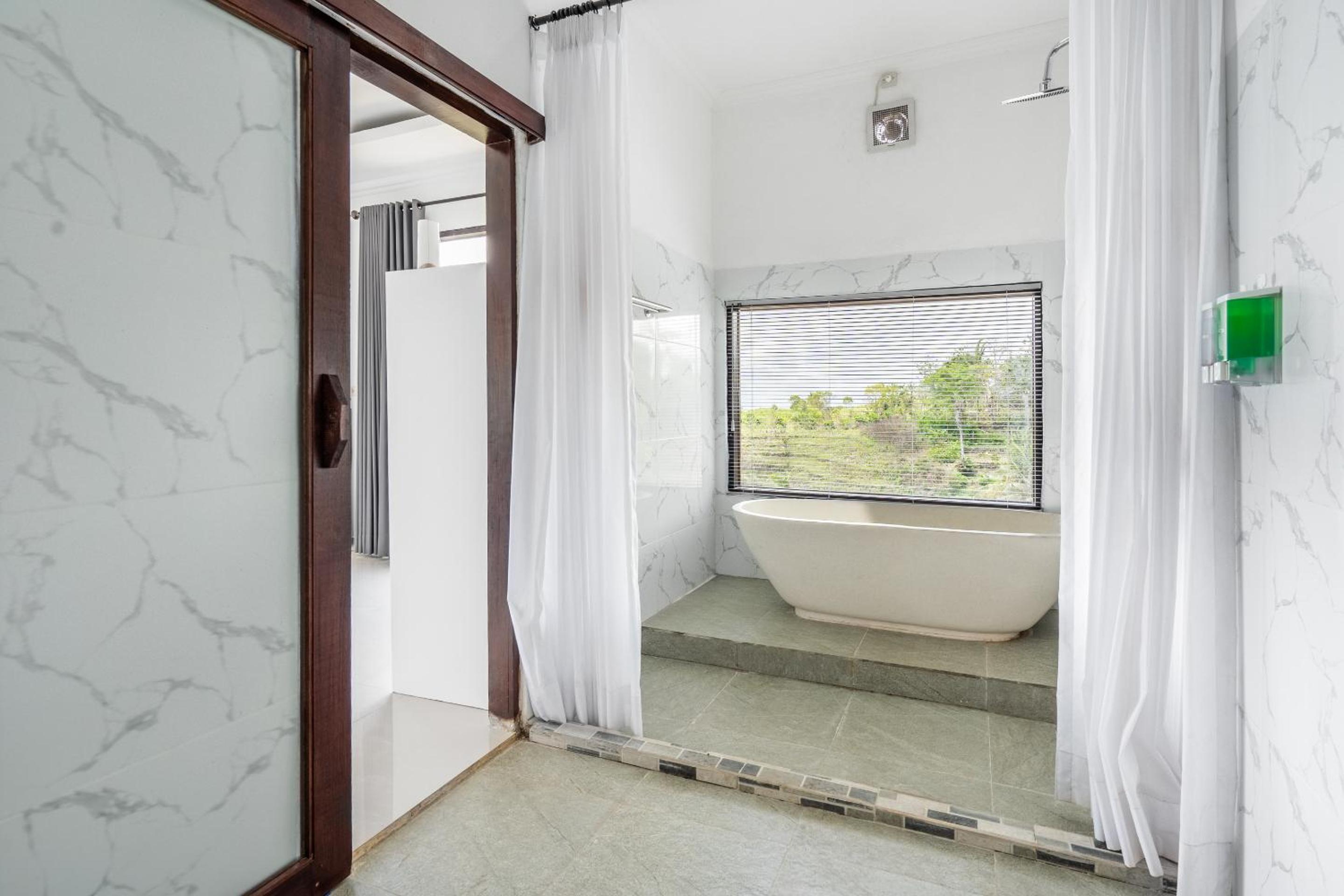 Deluxe Double Room with Bath and Sea View - Photo 12