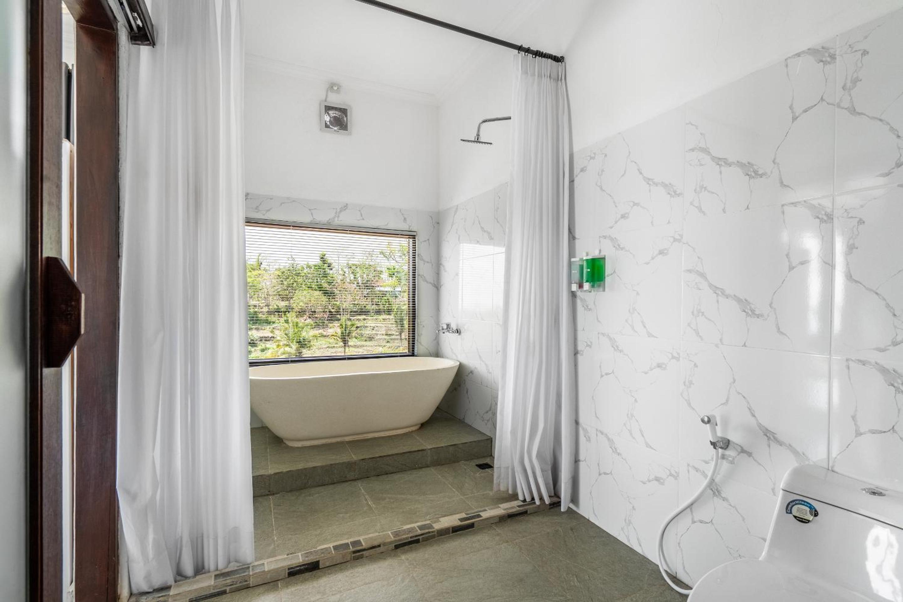 Deluxe Double Room with Bath and Sea View - Photo 10
