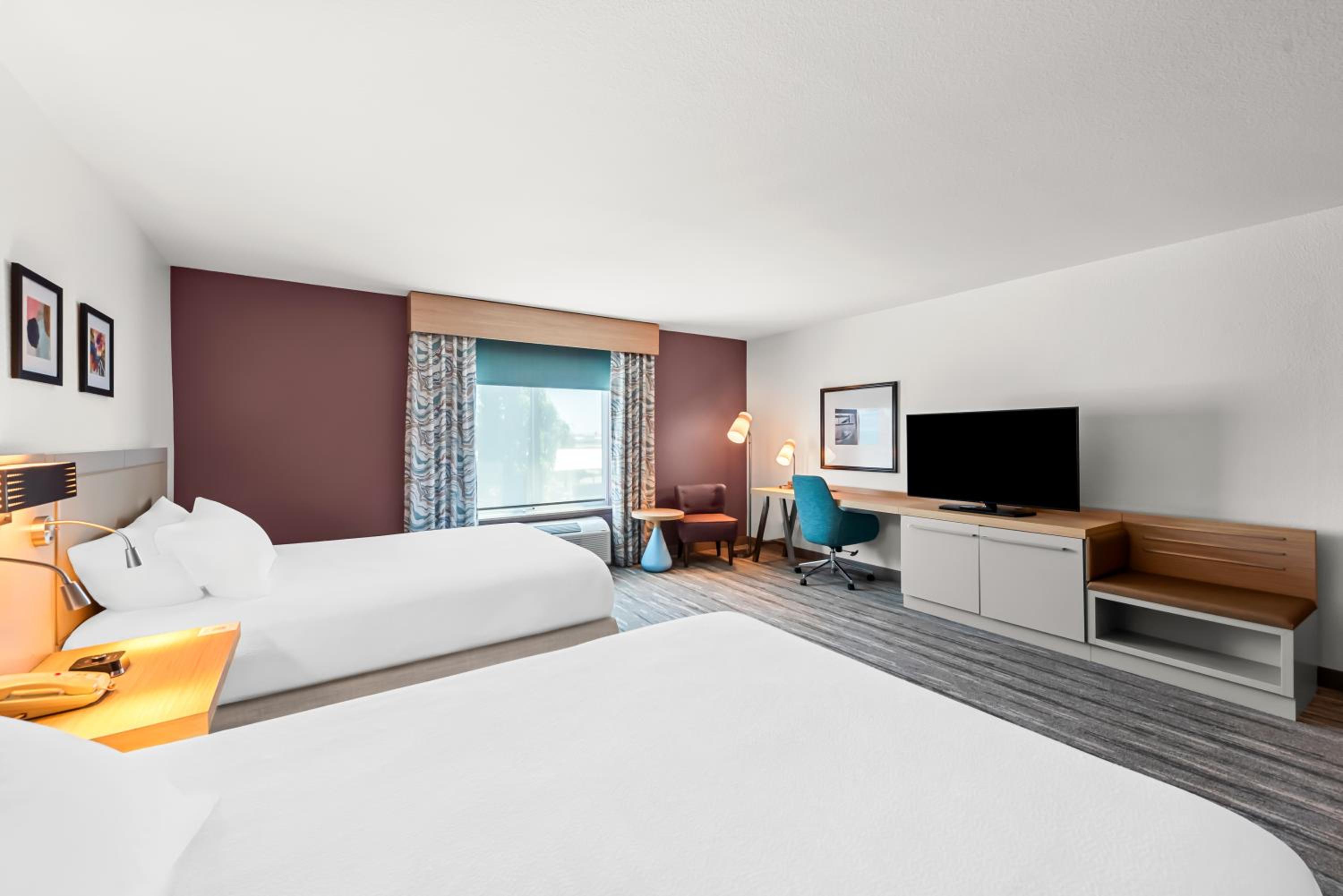 Queen Room with Two Queen Beds - Photo 6