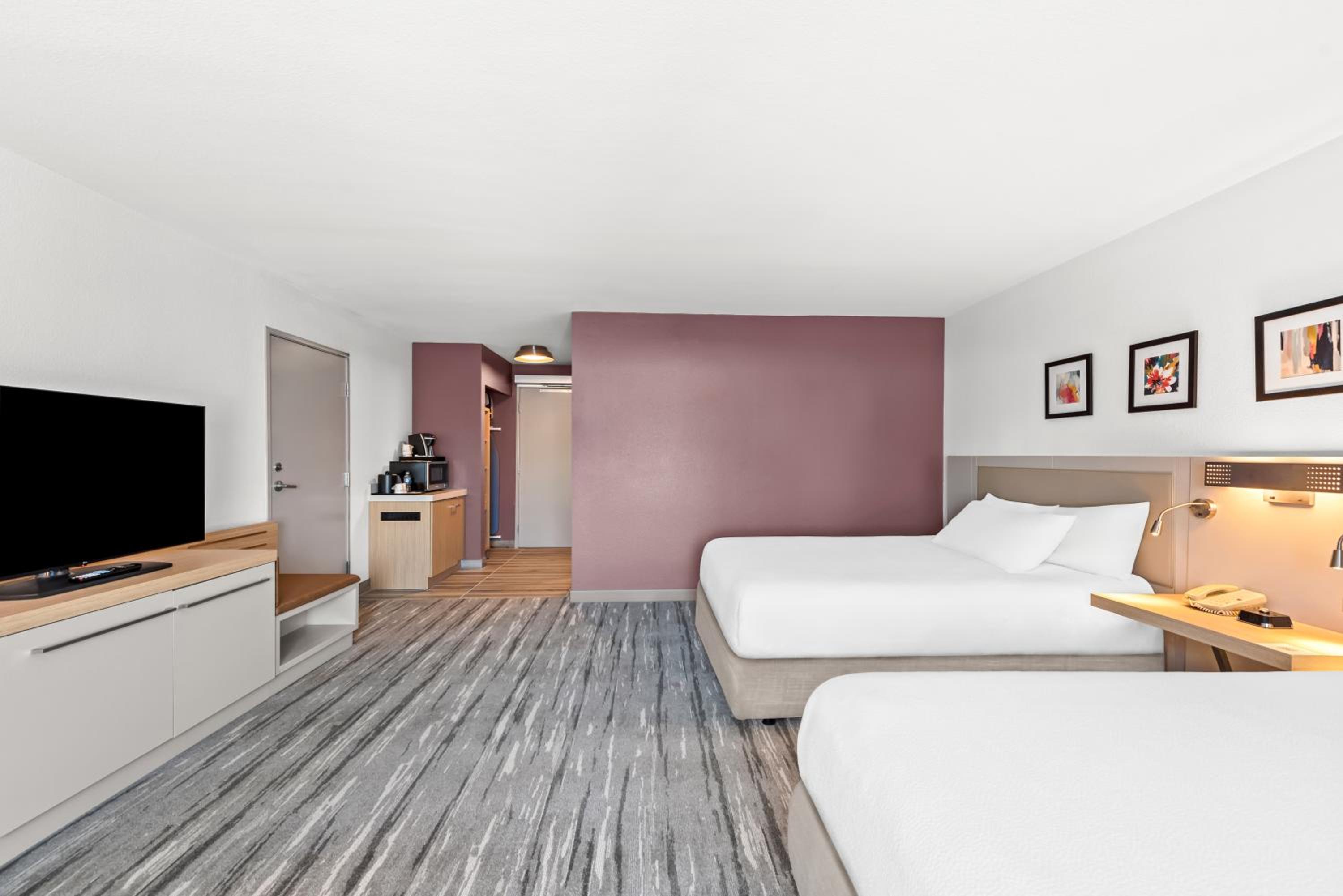 Queen Room with Two Queen Beds - Photo 2