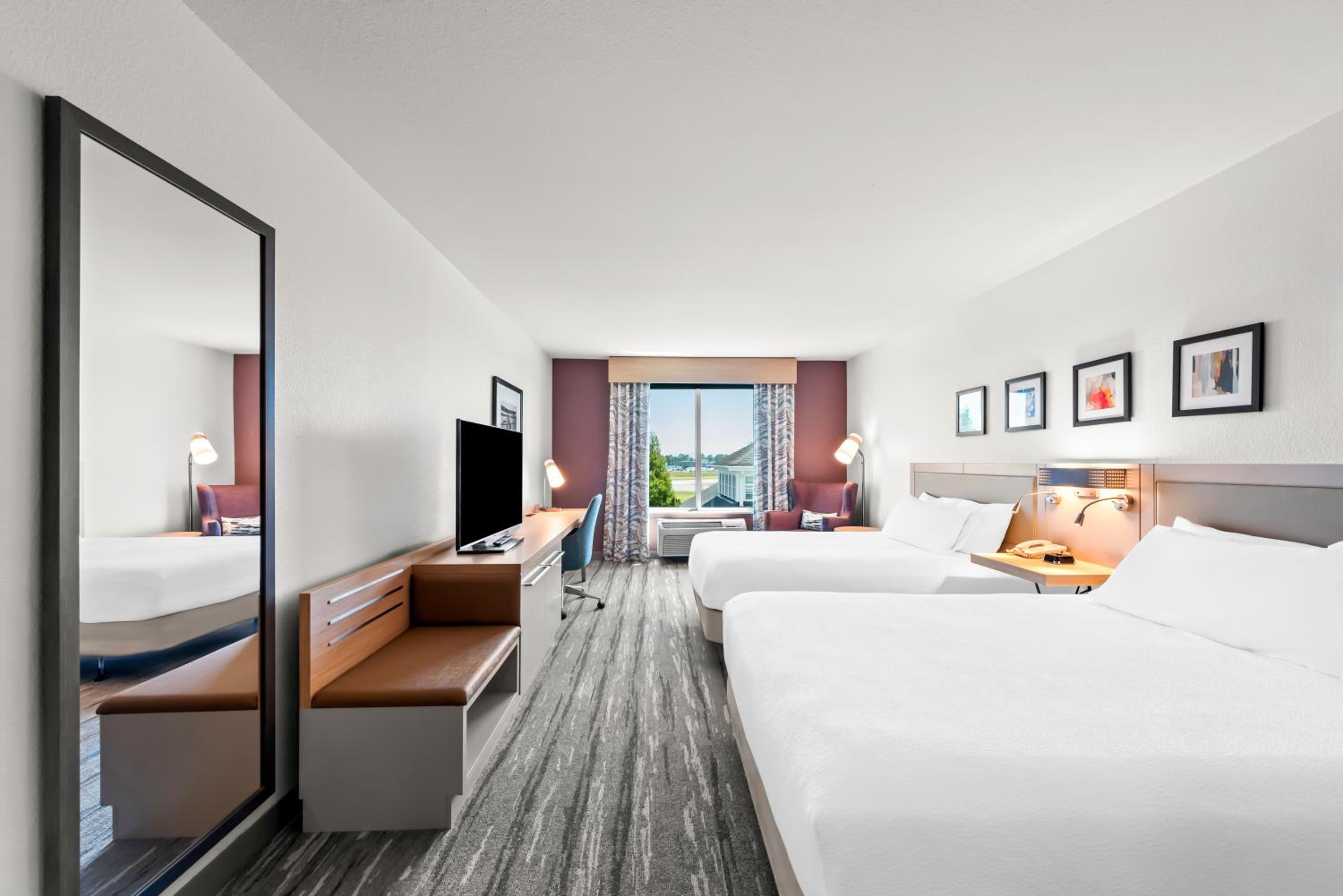 Queen Room with Two Queen Beds - Photo 7