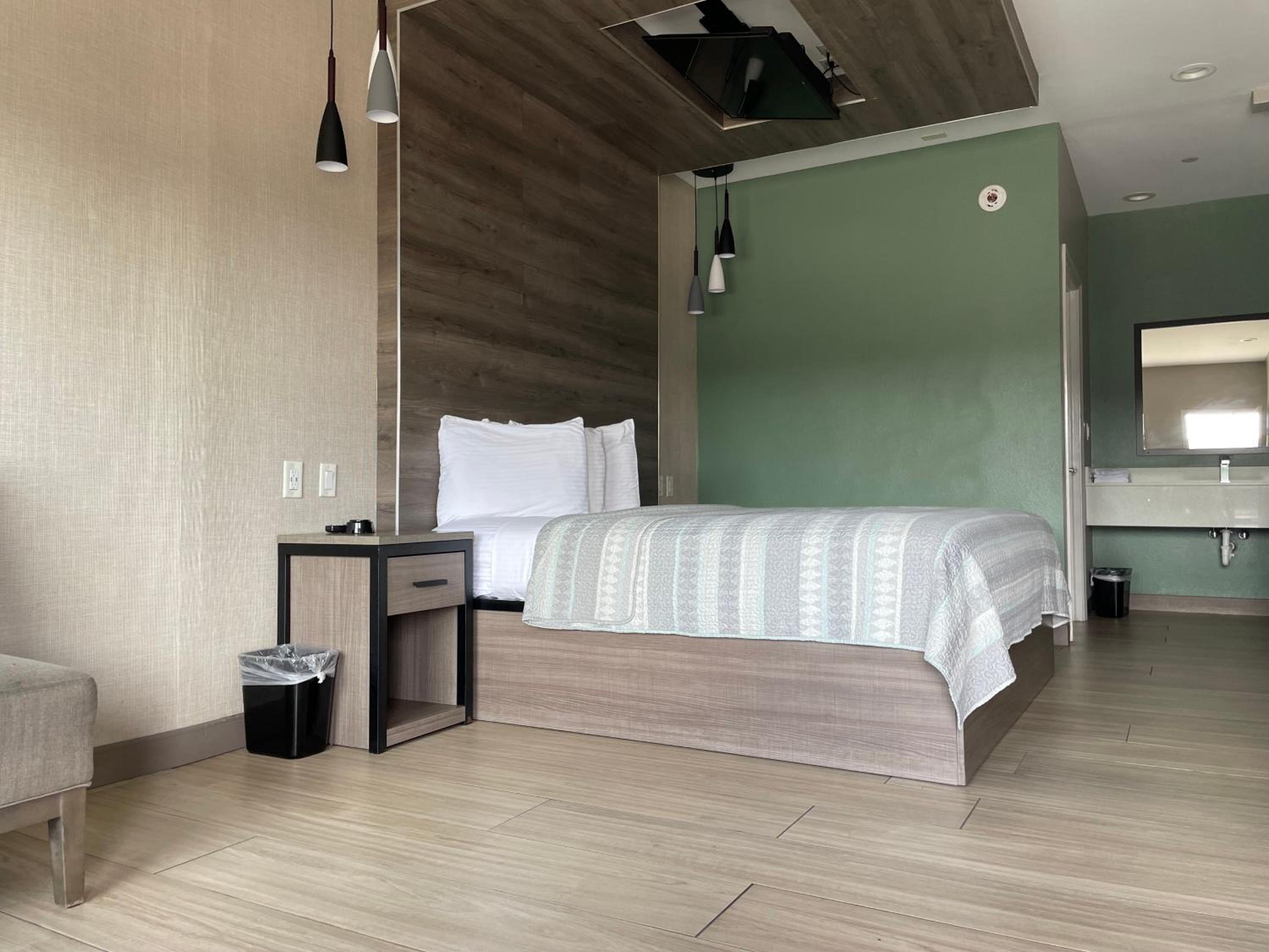 Deluxe King Suite
