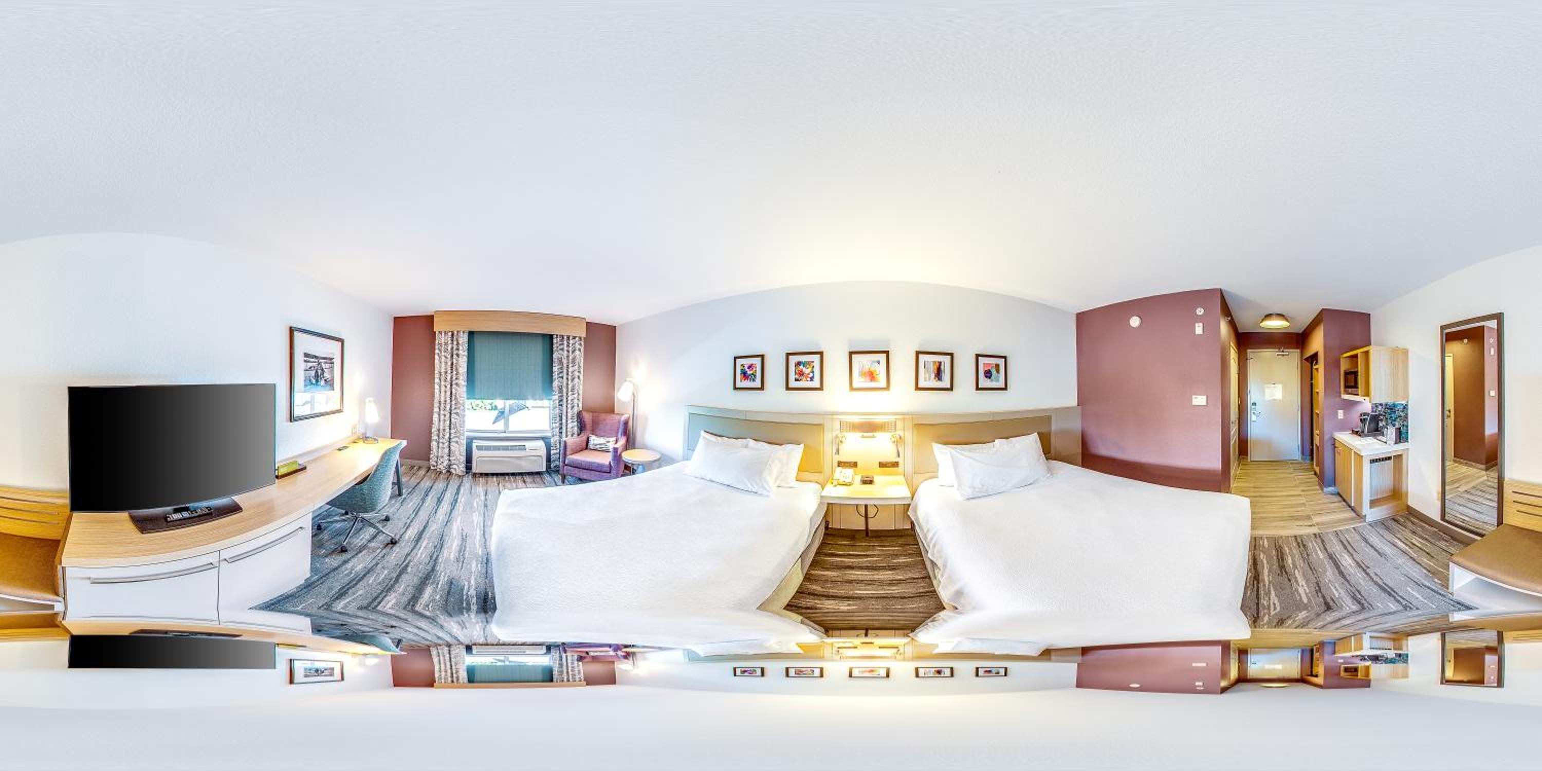 Queen Room with Two Queen Beds - Photo 4