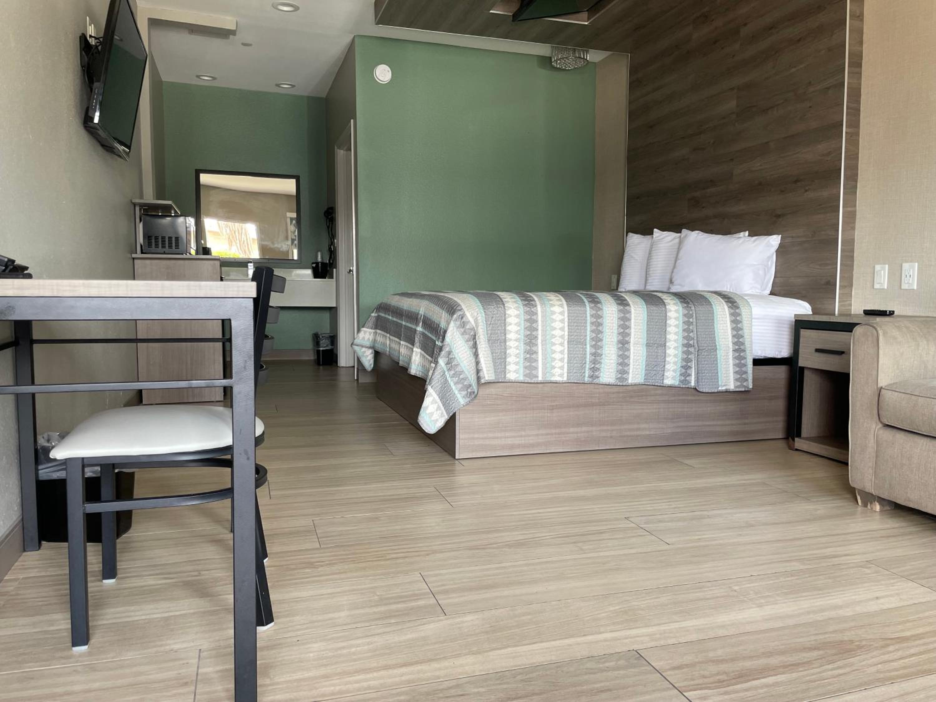 Deluxe King Suite