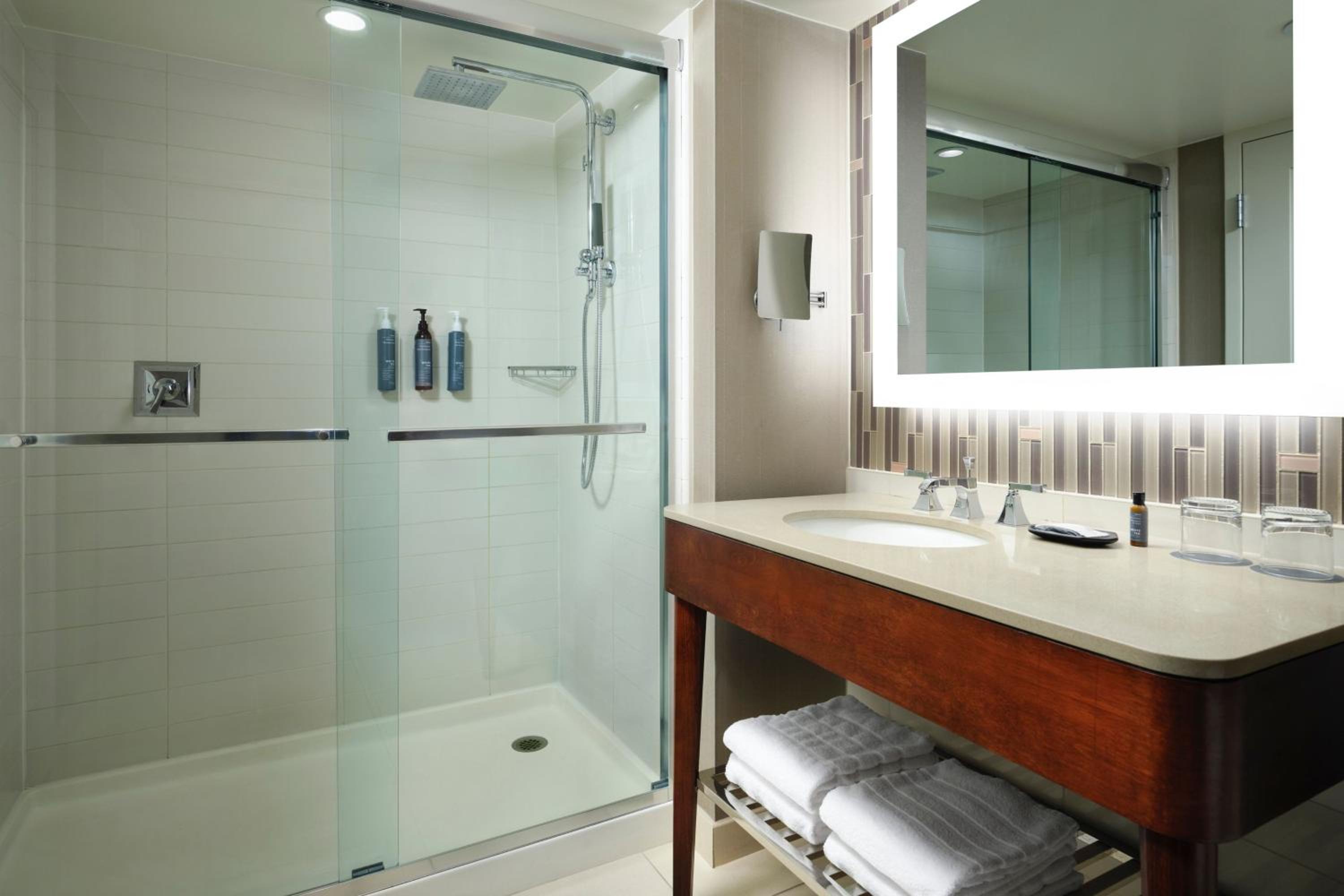 Premium Higher Floor, 1 King, Harbor view - Photo 4