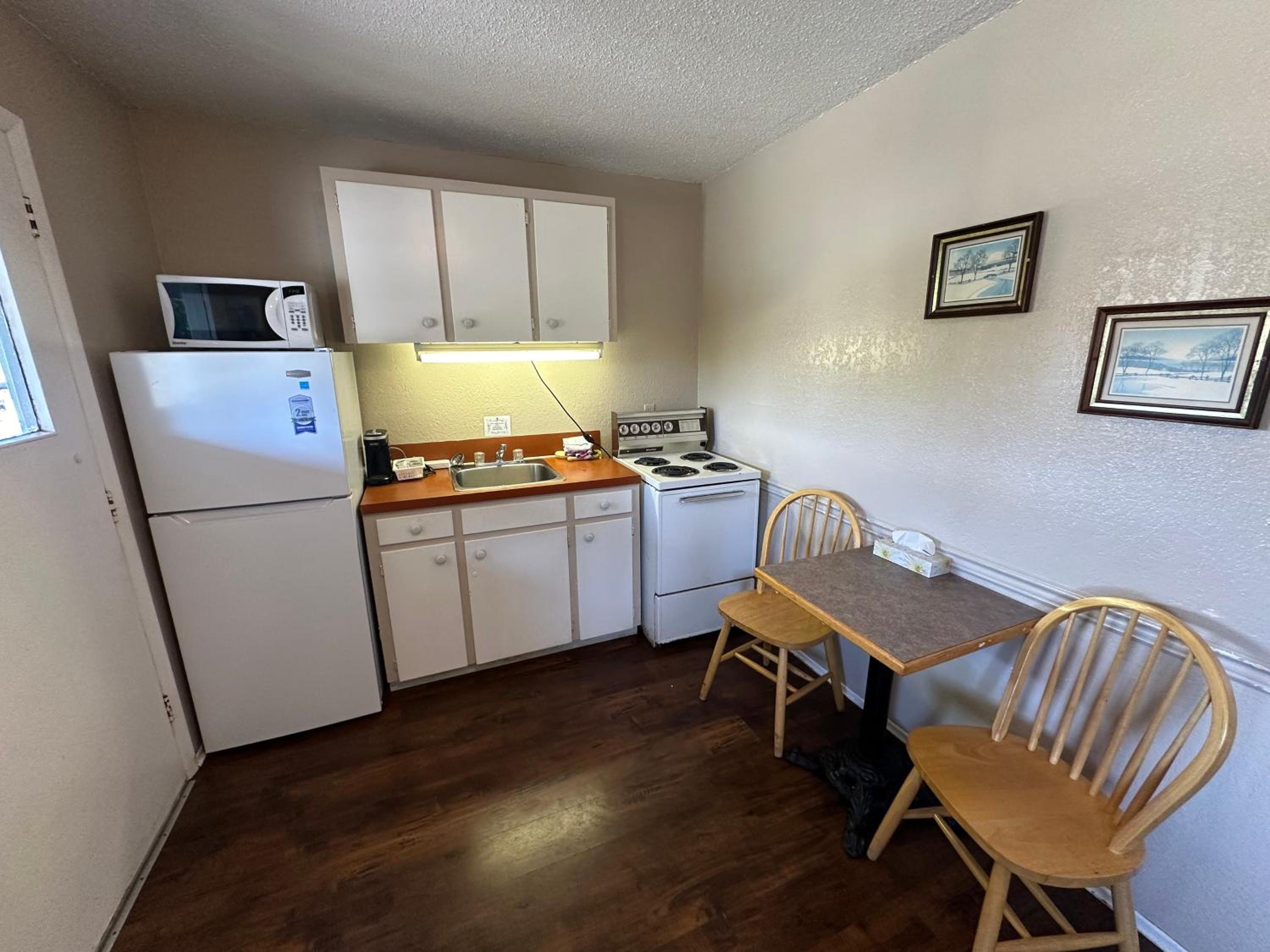 Two Single Beds with Kitchenette - Pet Friendly photo 3
