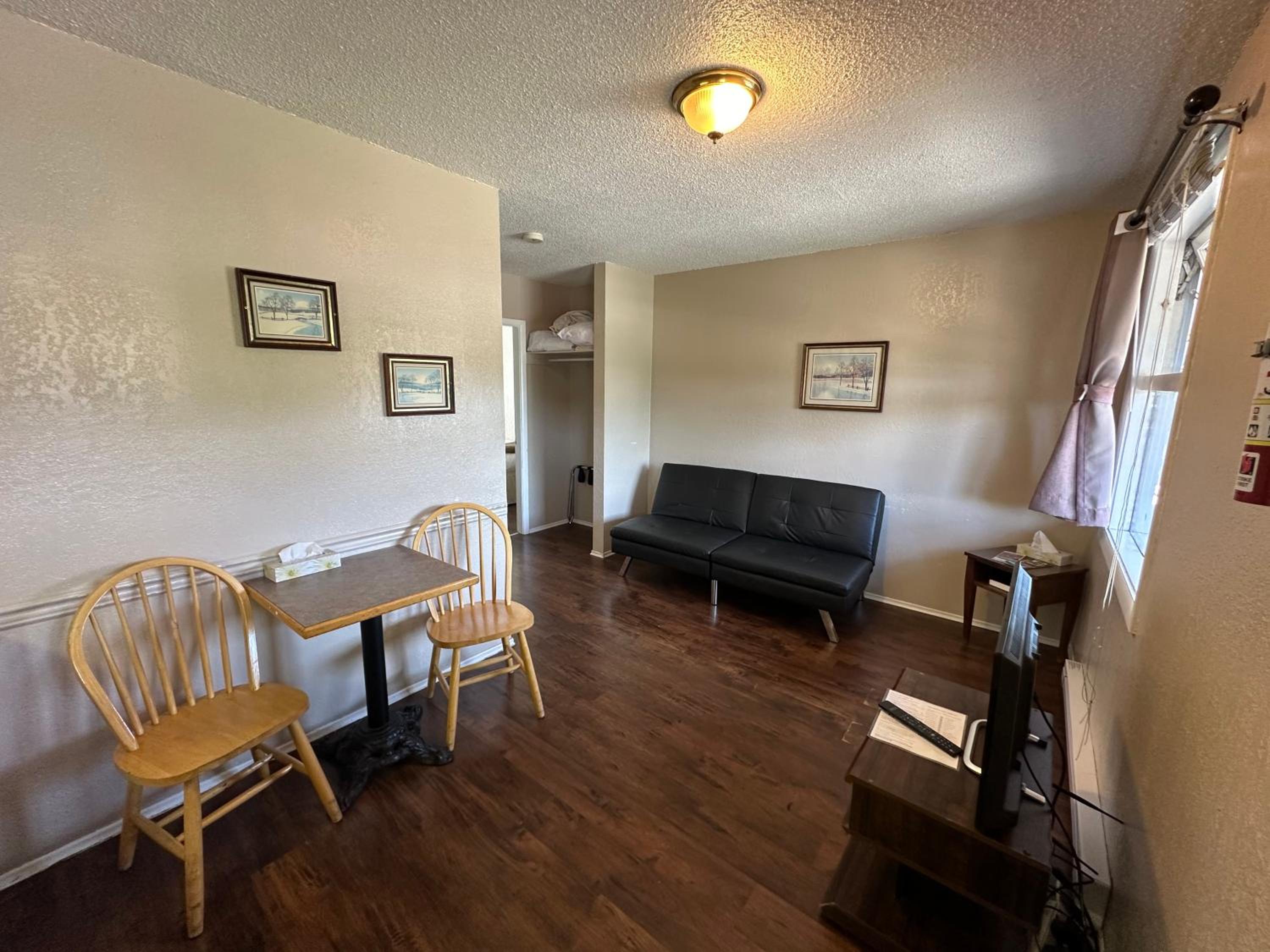 Two Single Beds with Kitchenette - Pet Friendly photo 2