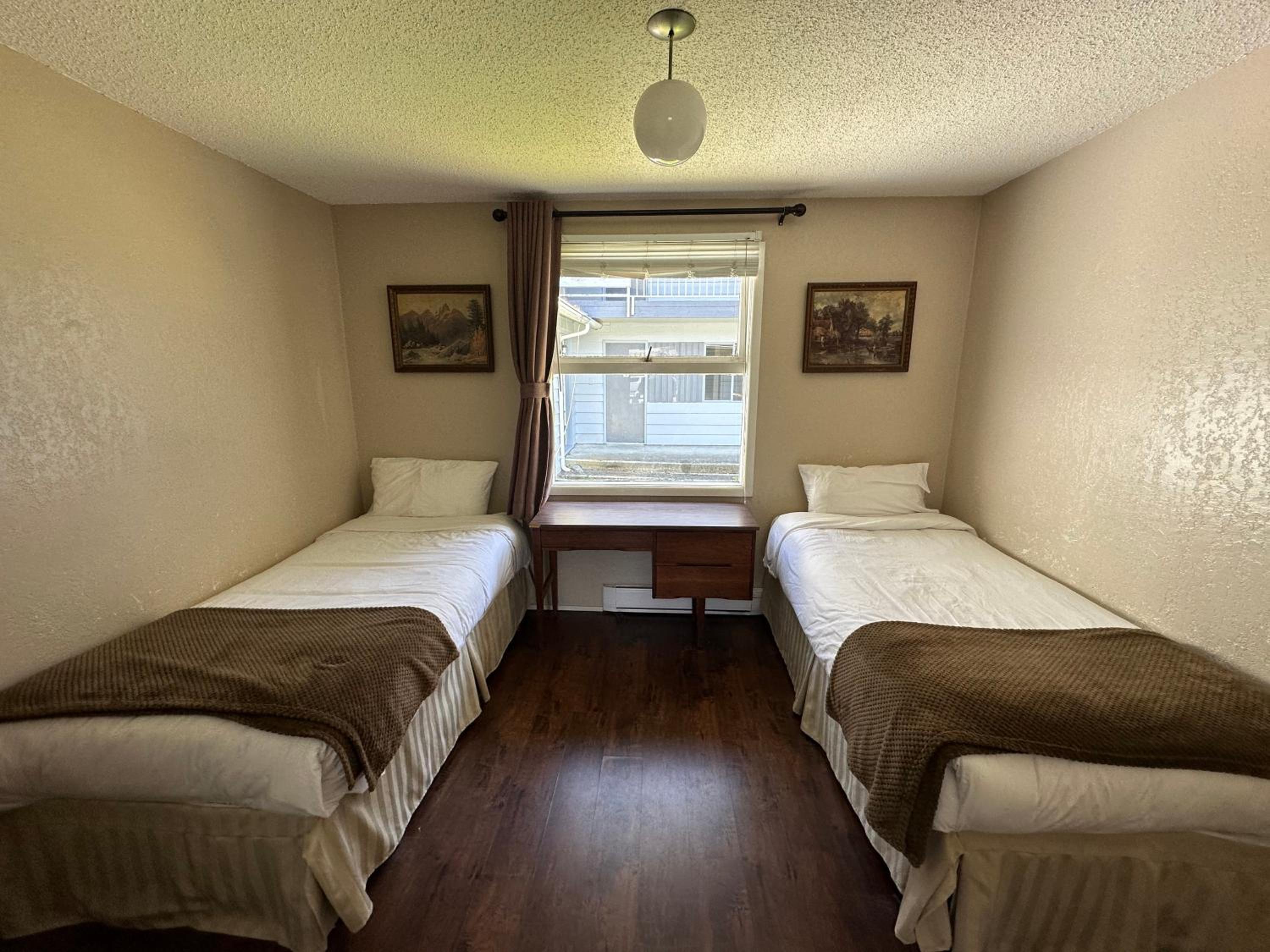 Two Single Beds with Kitchenette - Pet Friendly photo 1