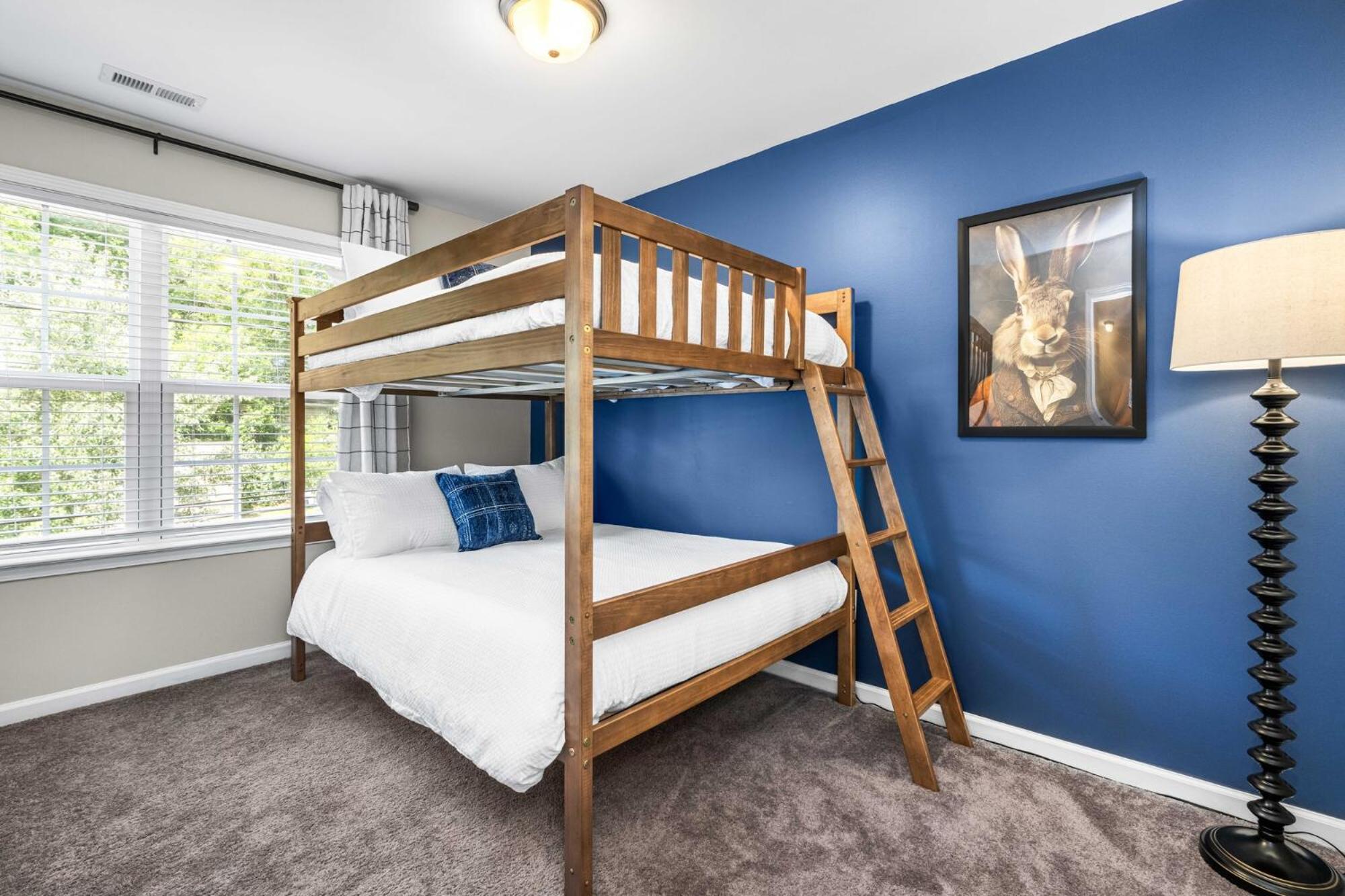 Five-Bedroom House photo 3