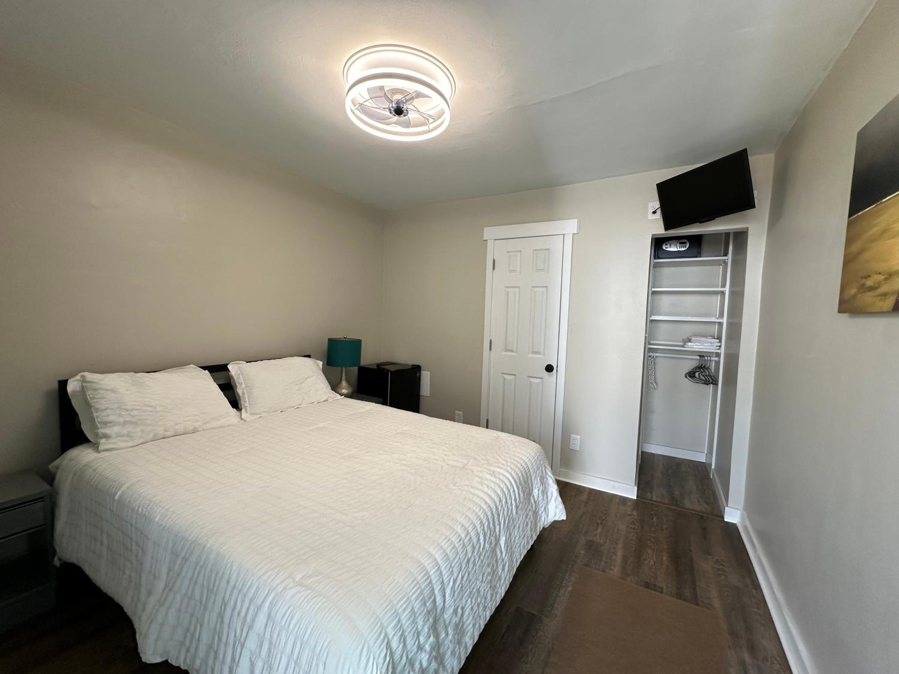 Standard Queen Room