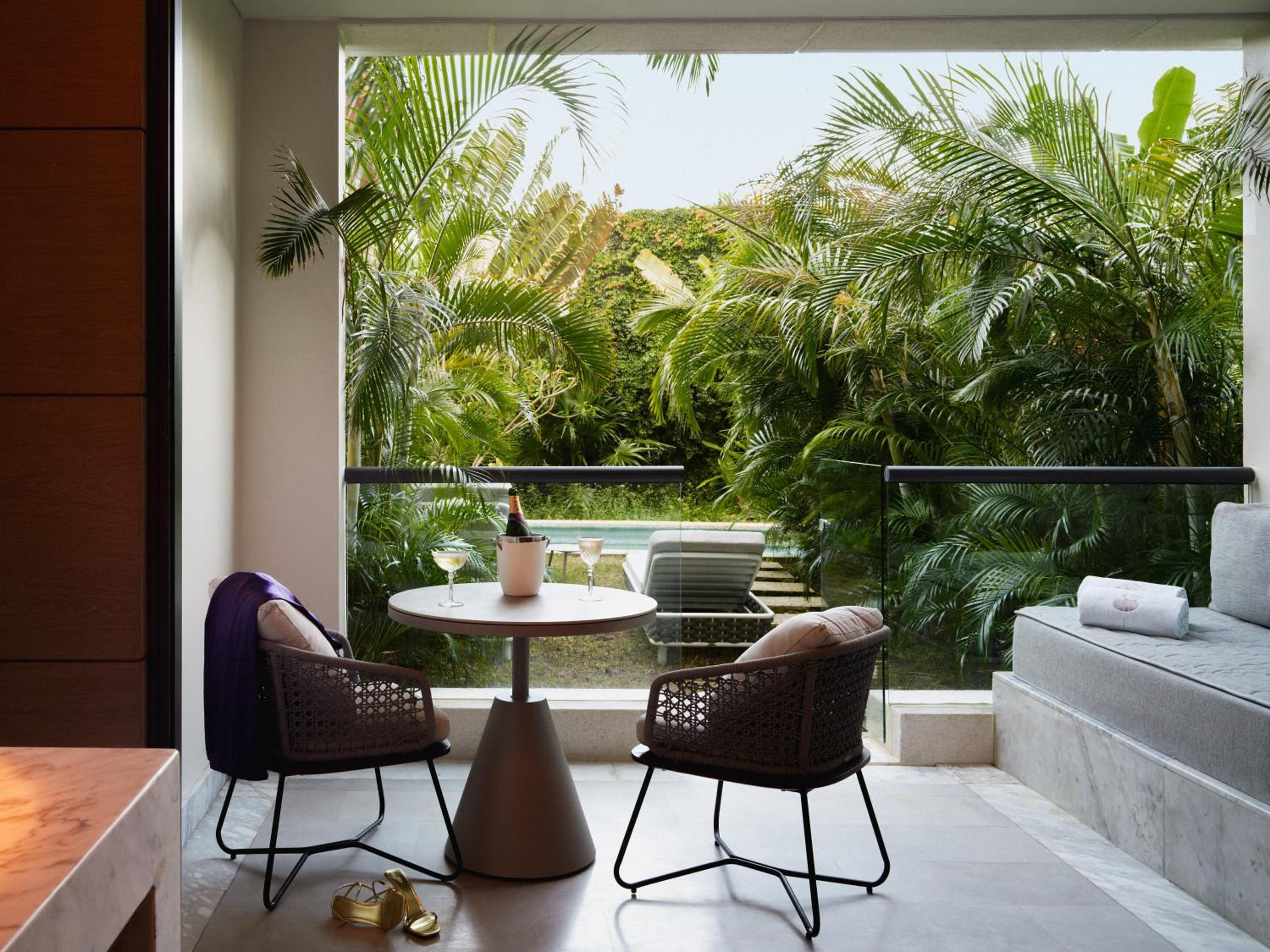 Captivate Swim-Out Queen Room with Two Queen Beds