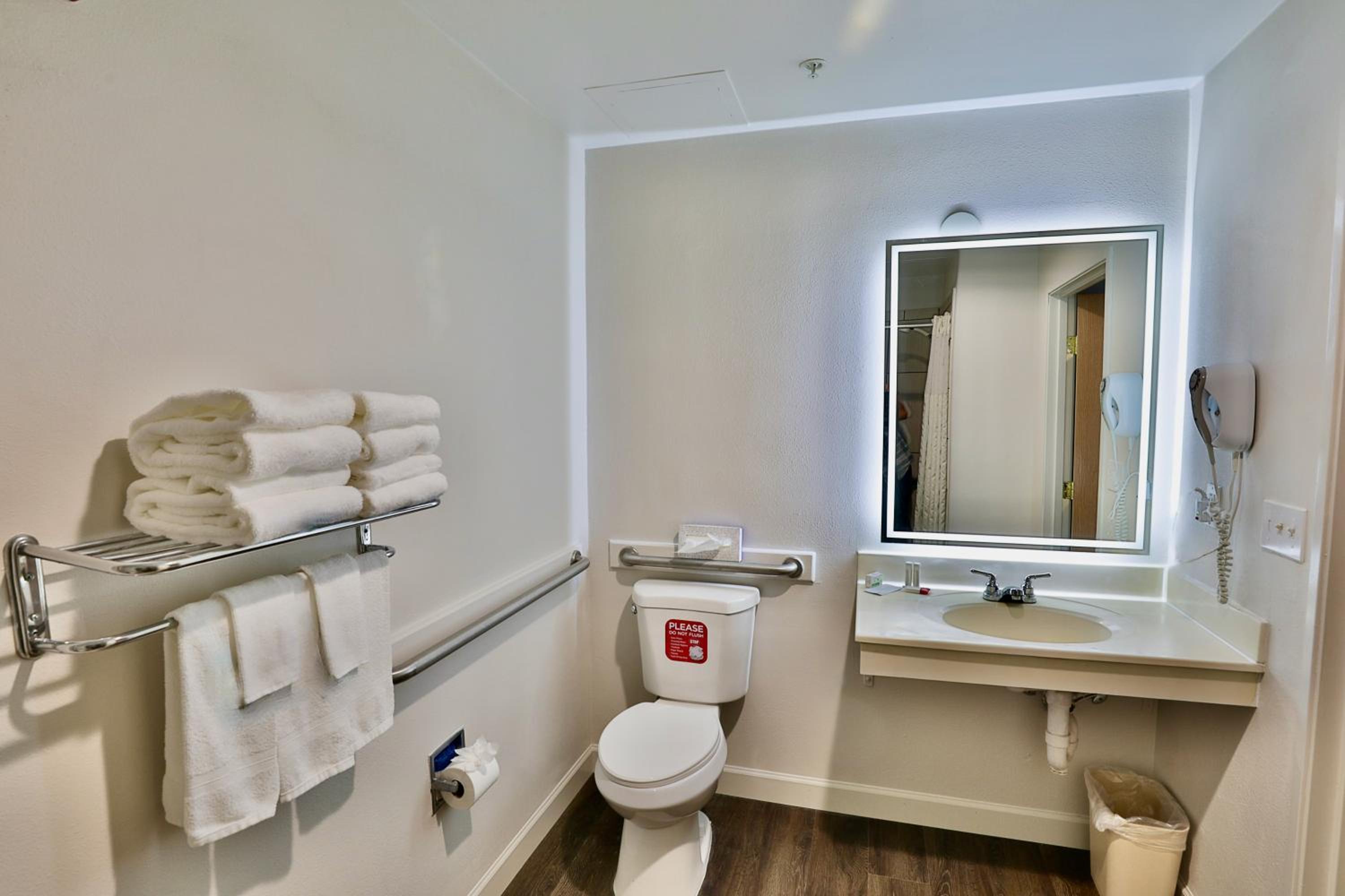 Queen Room - Disability Access - Photo 6