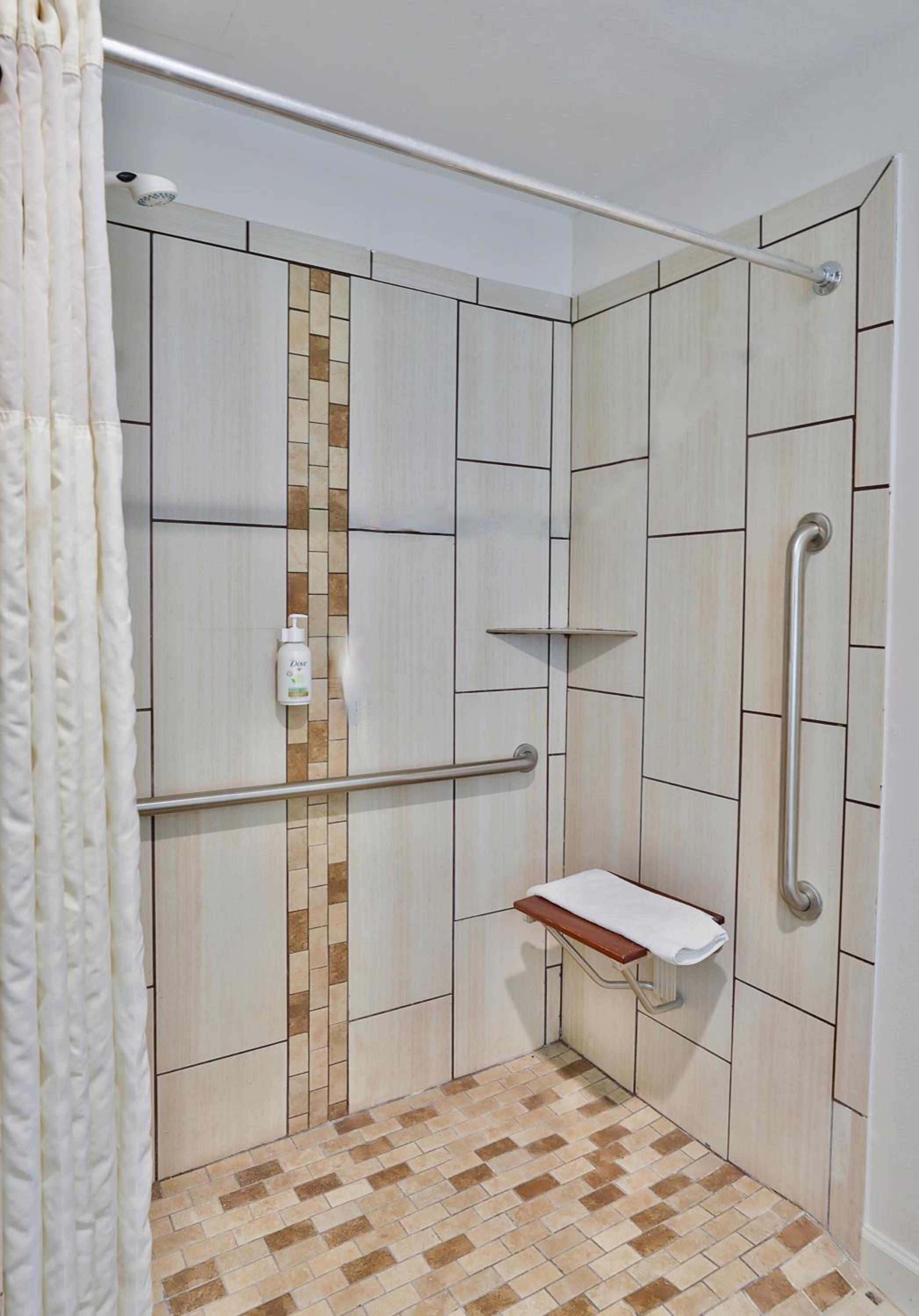 Queen Room - Disability Access - Photo 3