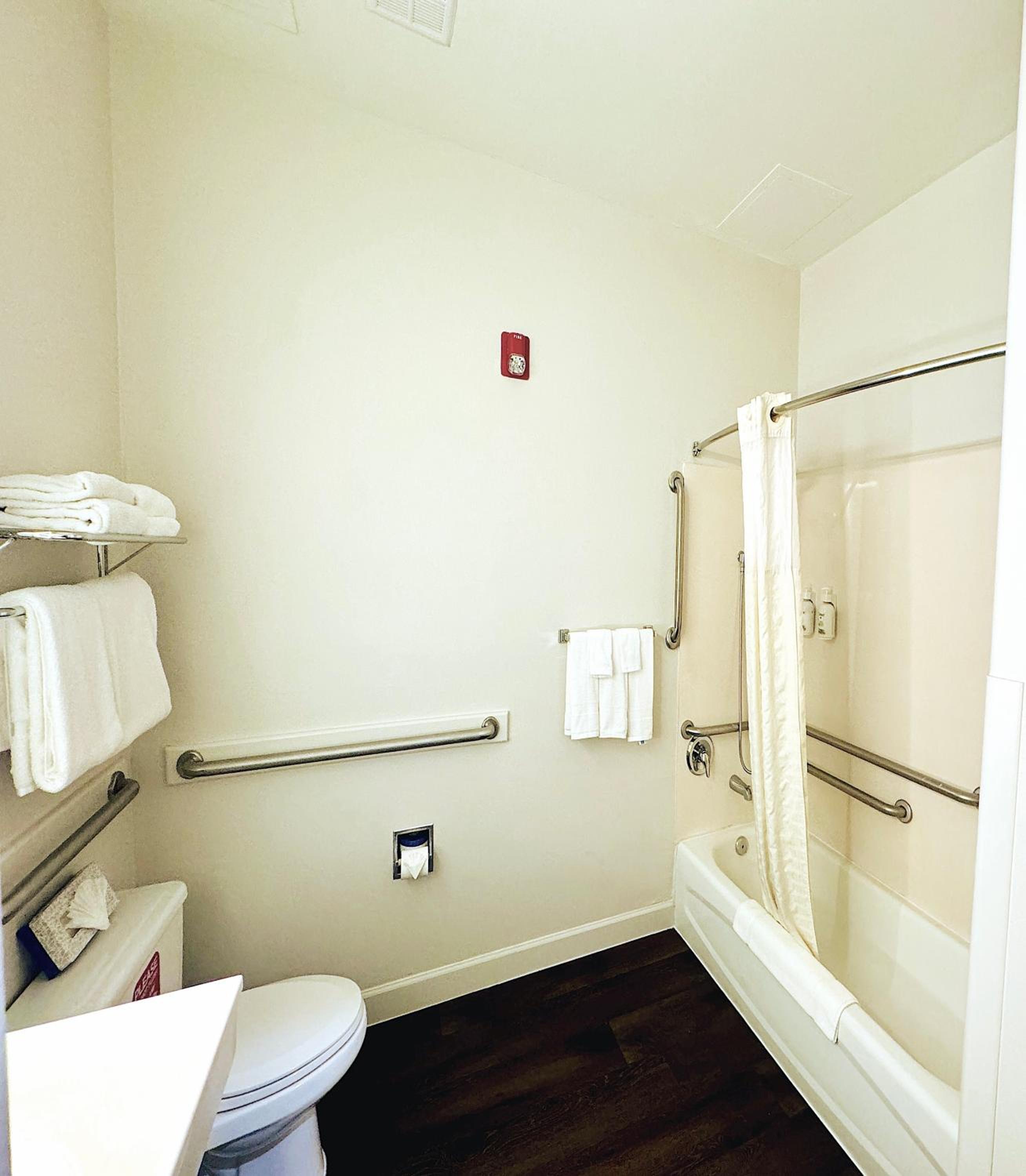 Queen Room - Disability Access - Photo 2