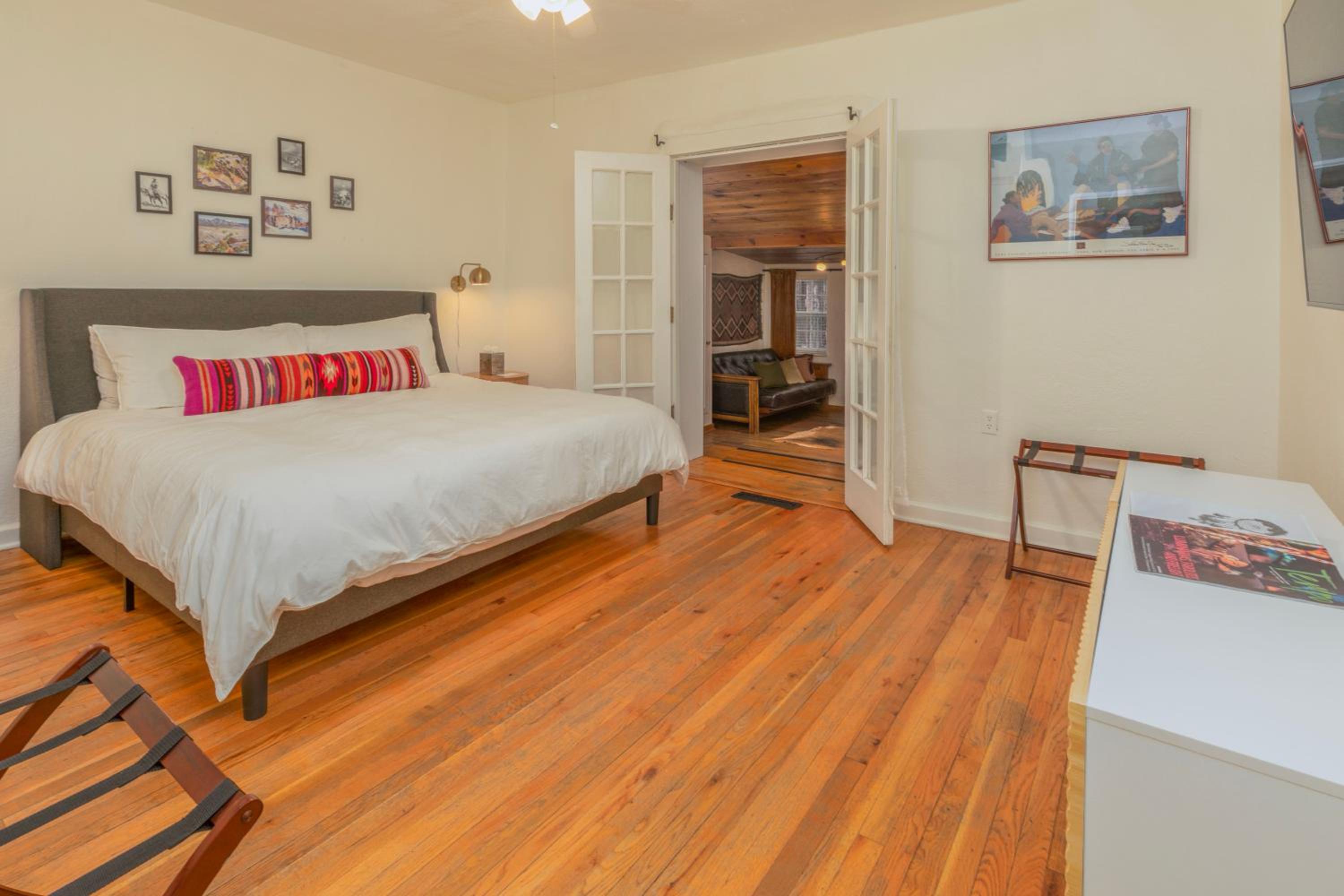 Deluxe King Suite photo 1