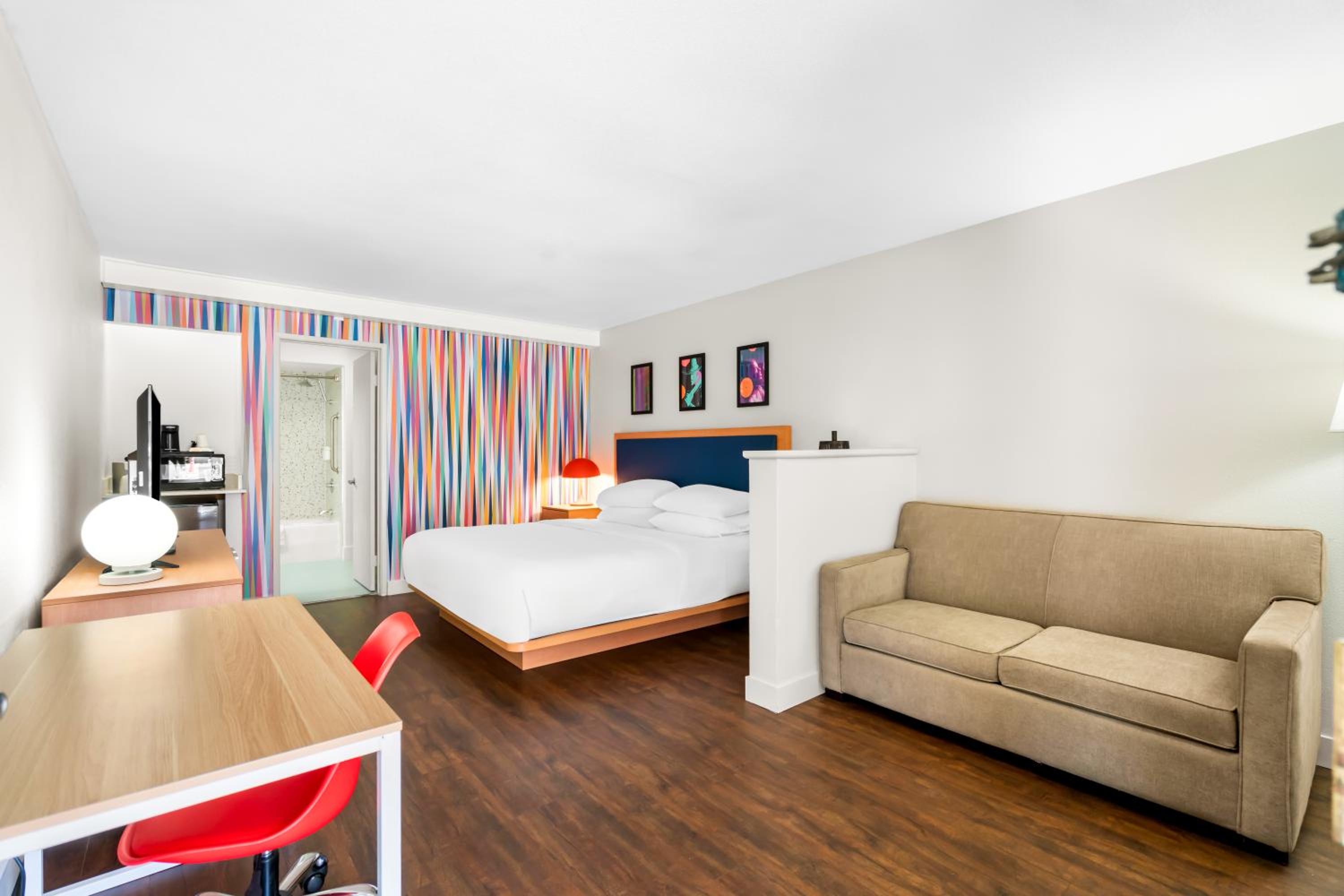 Junior King Suite - Non-Smoking photo 1