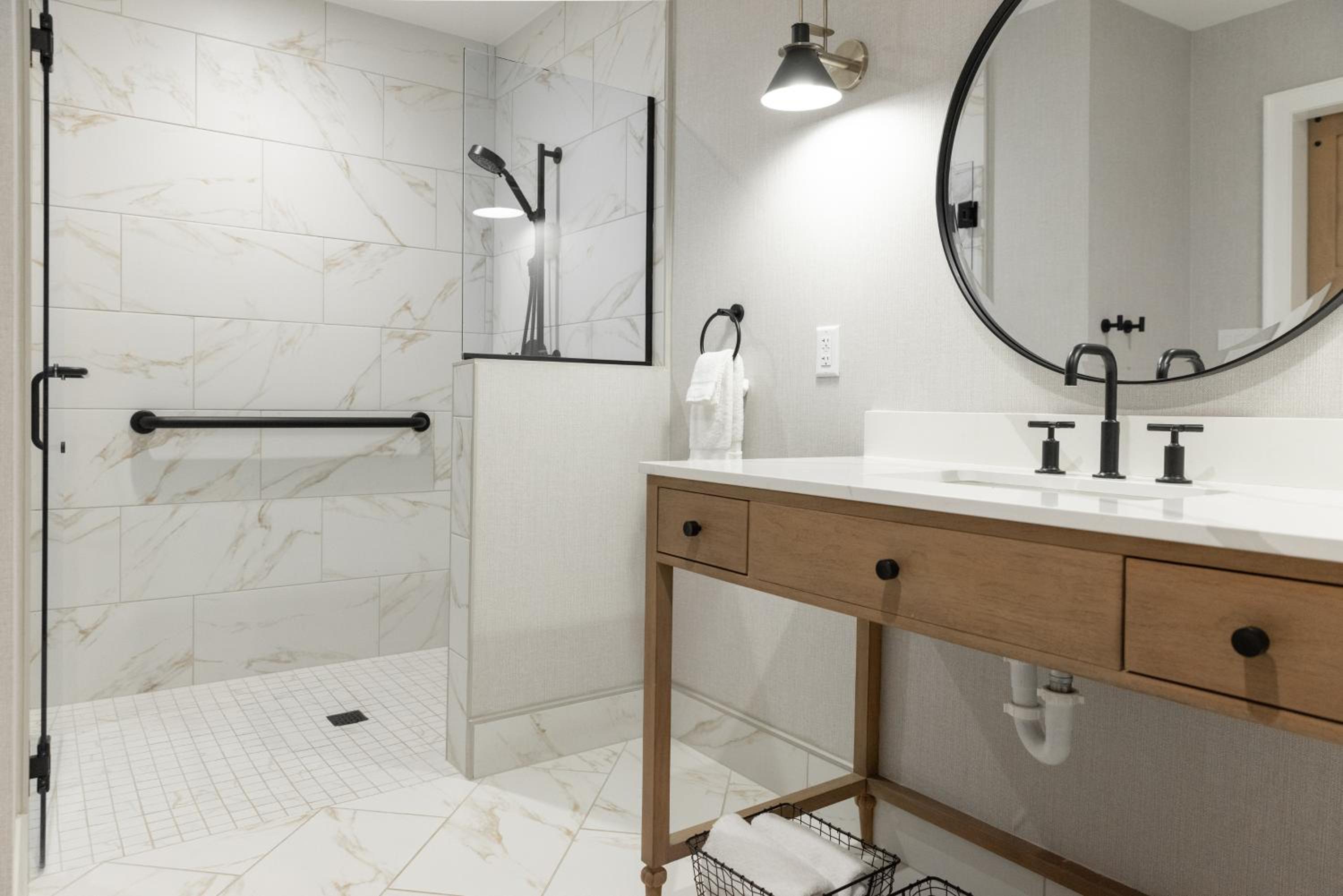 King Room with Roll-In Shower - Disability Access photo 2