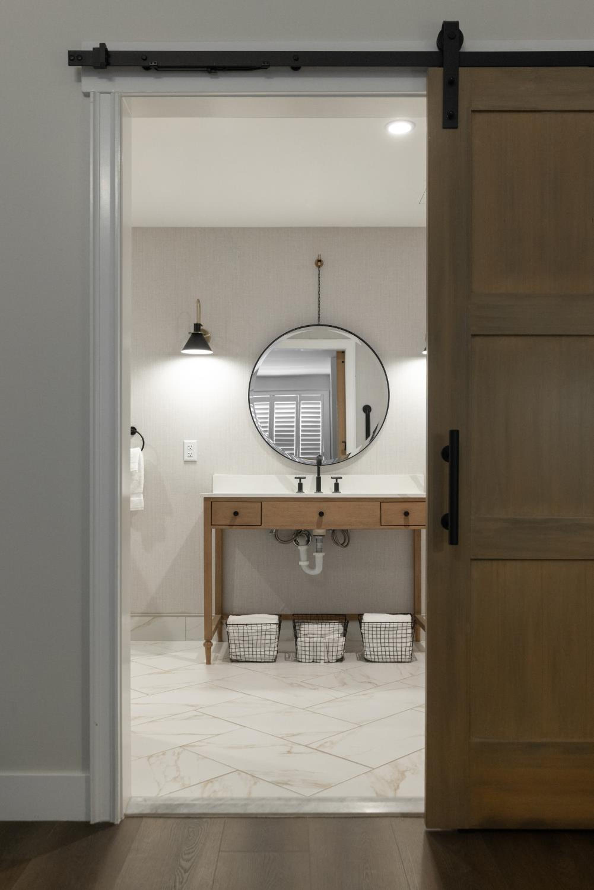 King Room with Roll-In Shower - Disability Access photo 3