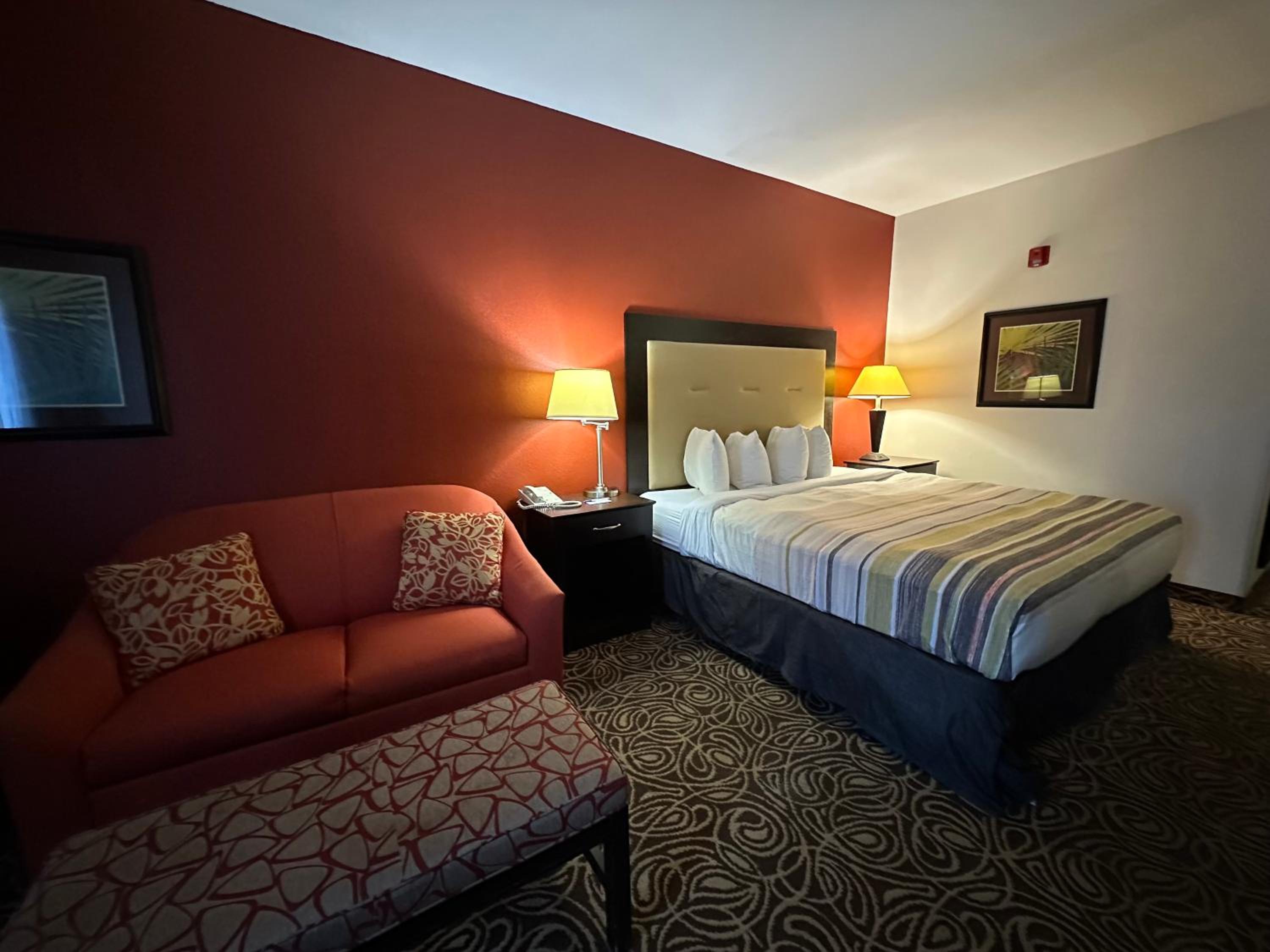 King Room with Roll-in Shower - Disability Access/Non-Smoking - Photo 5