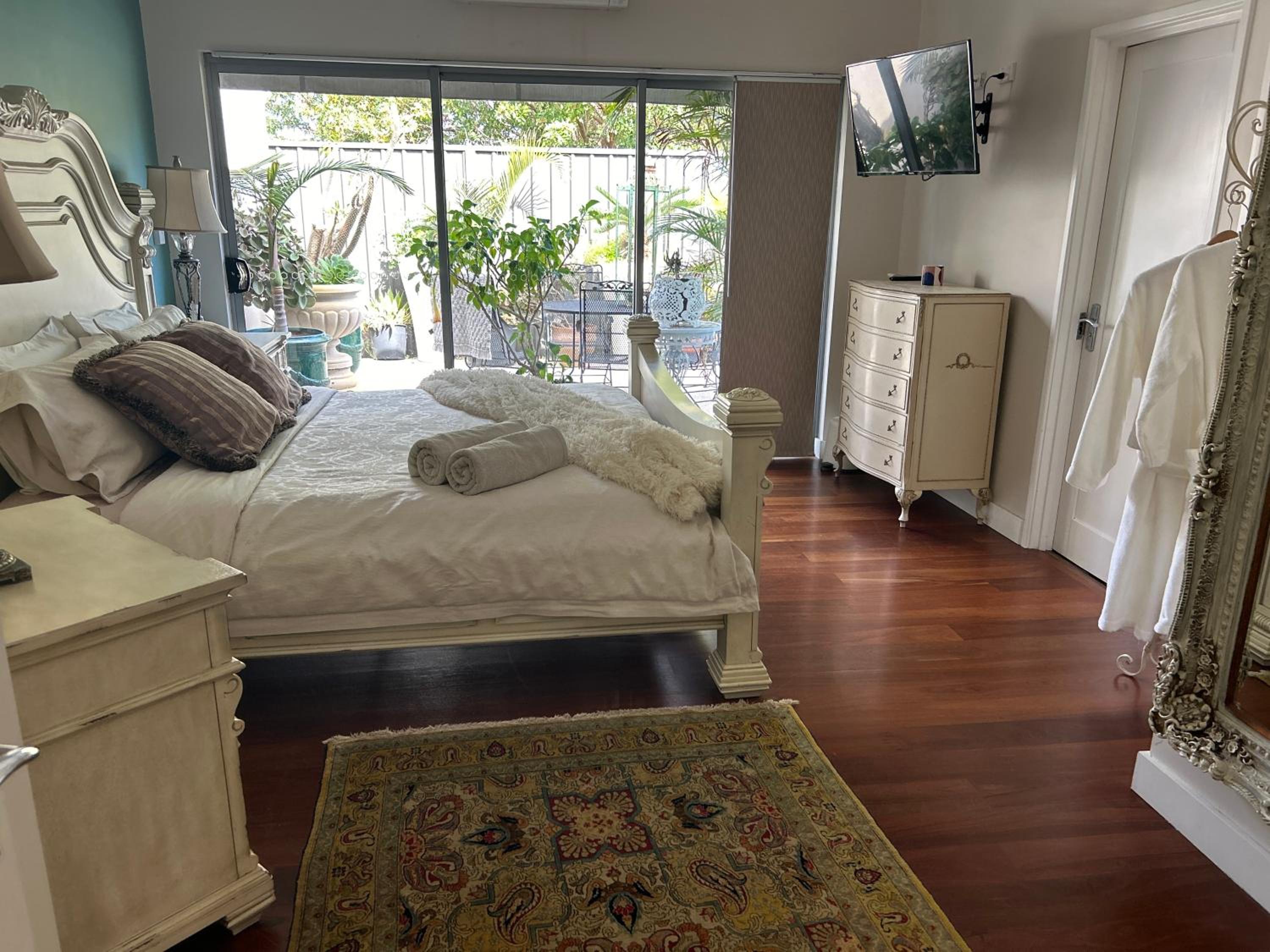 Deluxe King Suite photo 2