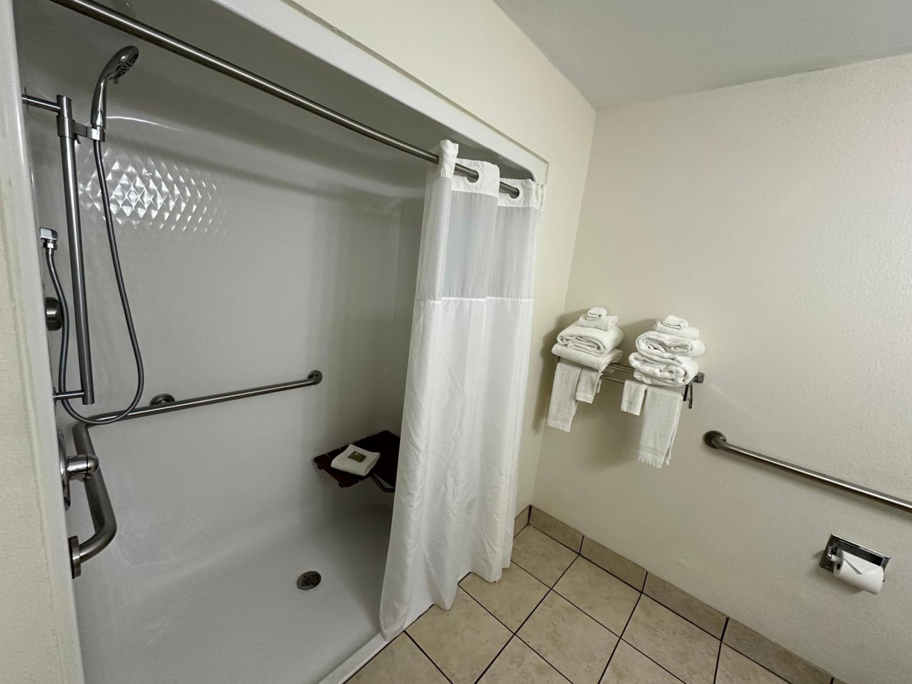 King Room with Roll-in Shower - Disability Access/Non-Smoking - Photo 2