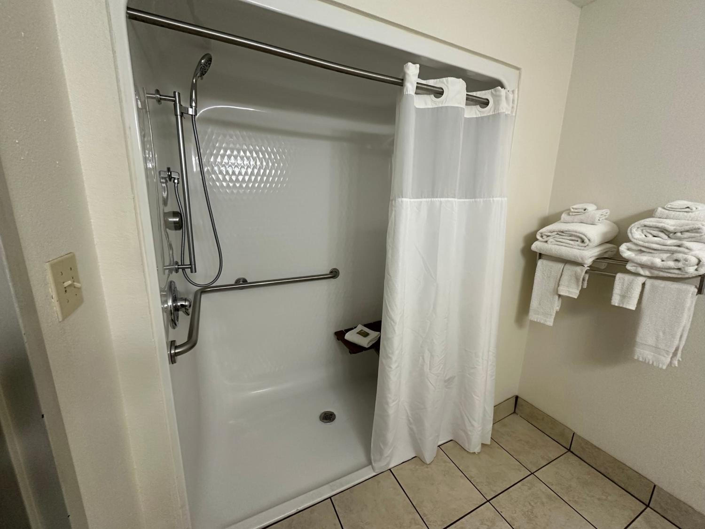 King Room with Roll-in Shower - Disability Access/Non-Smoking - Photo 4