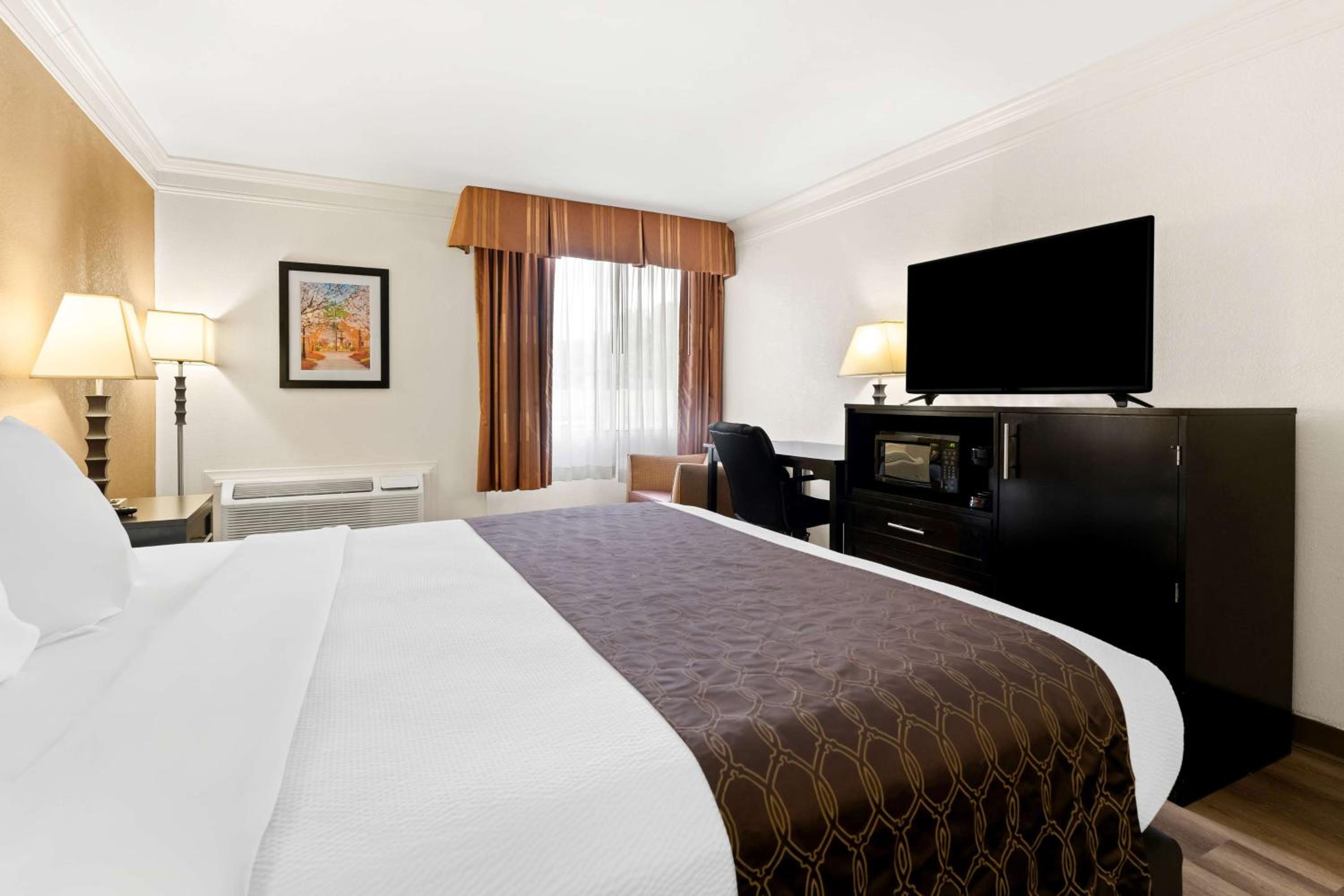 King Room - Non-Smoking - Photo 4